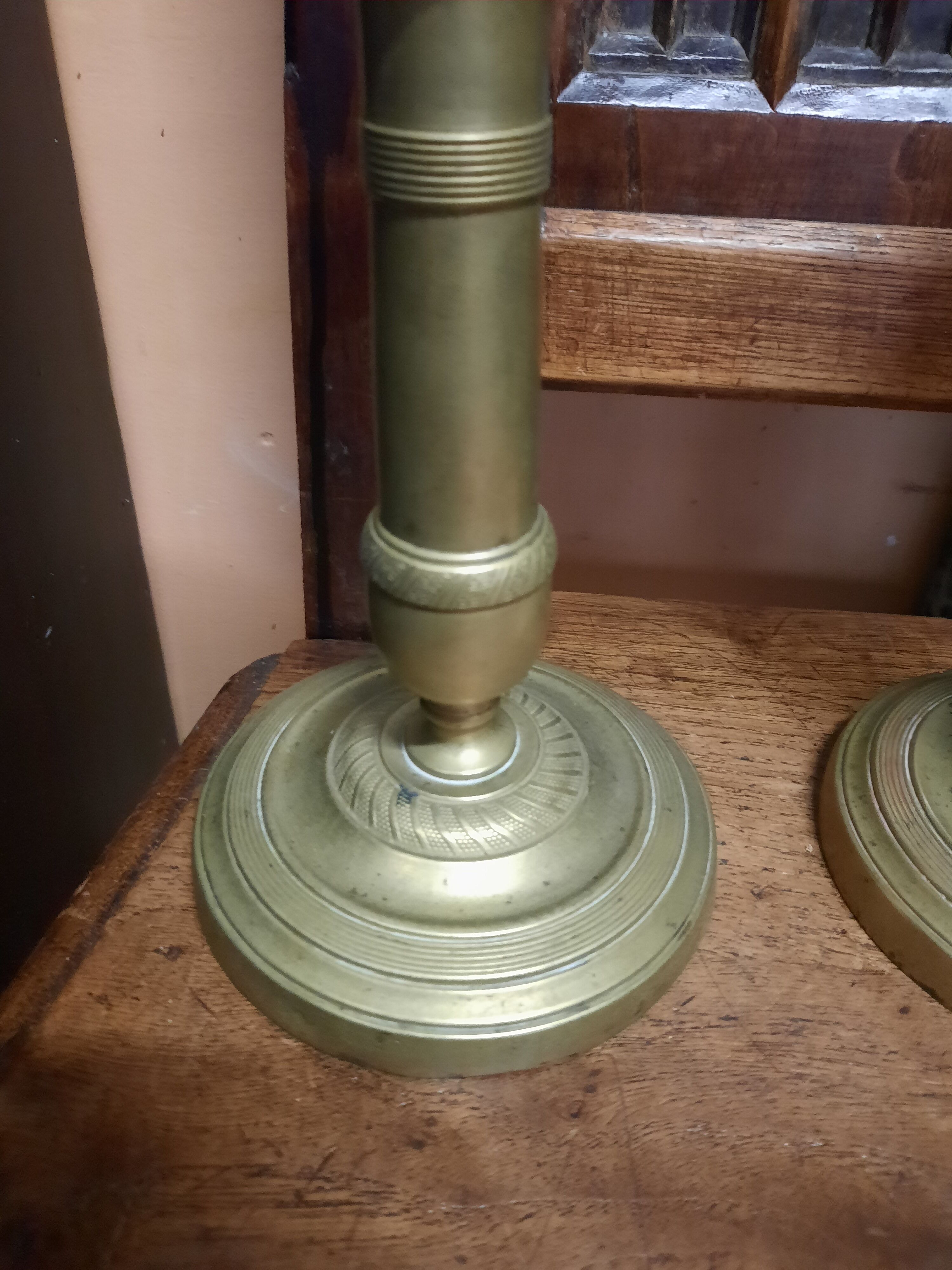 Paire de bougeoirs dorés