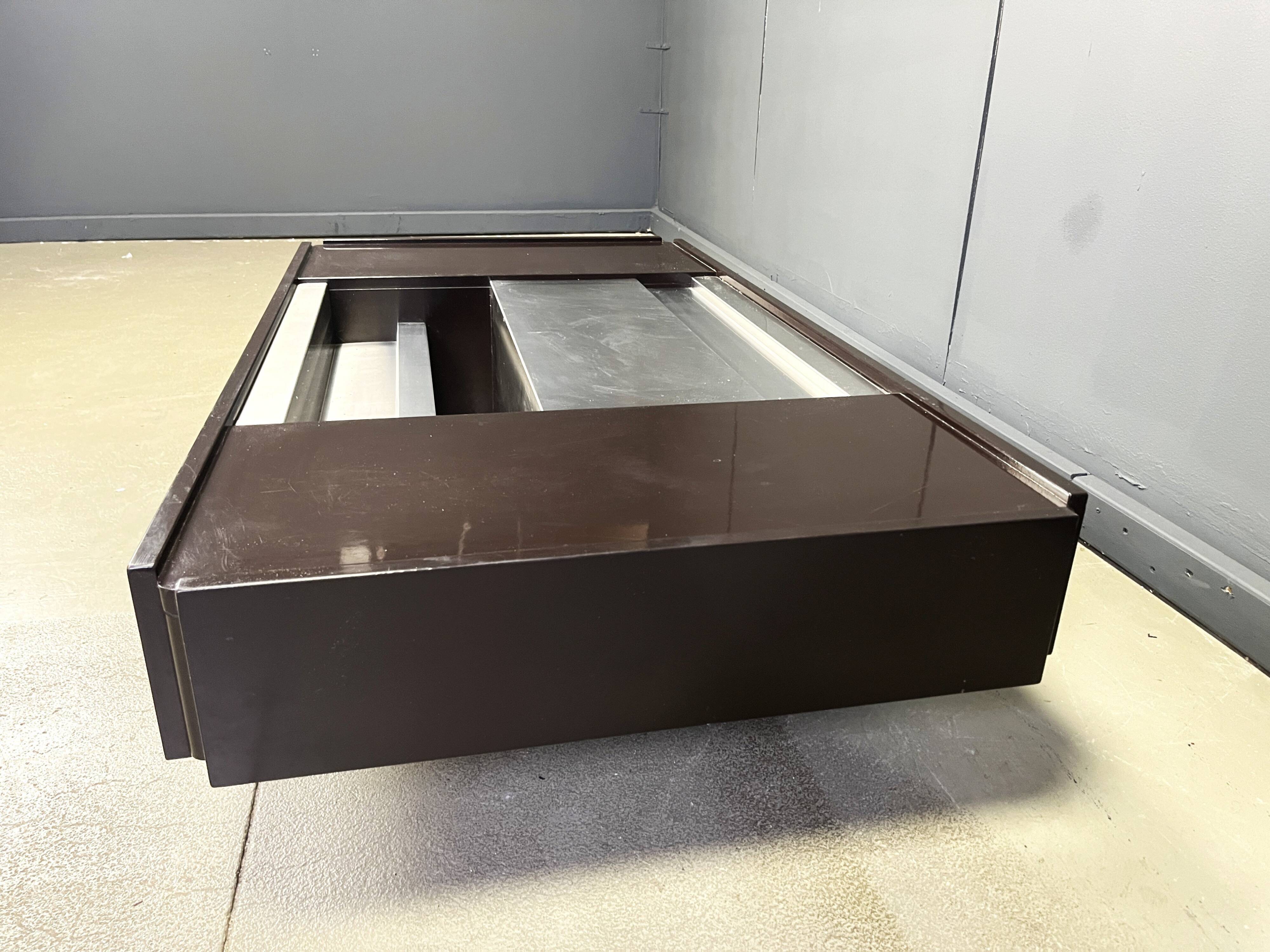 Table basse en laque vintage fabriquée en Italie, attribuée à Mario Sabot/Willy Rizzo.