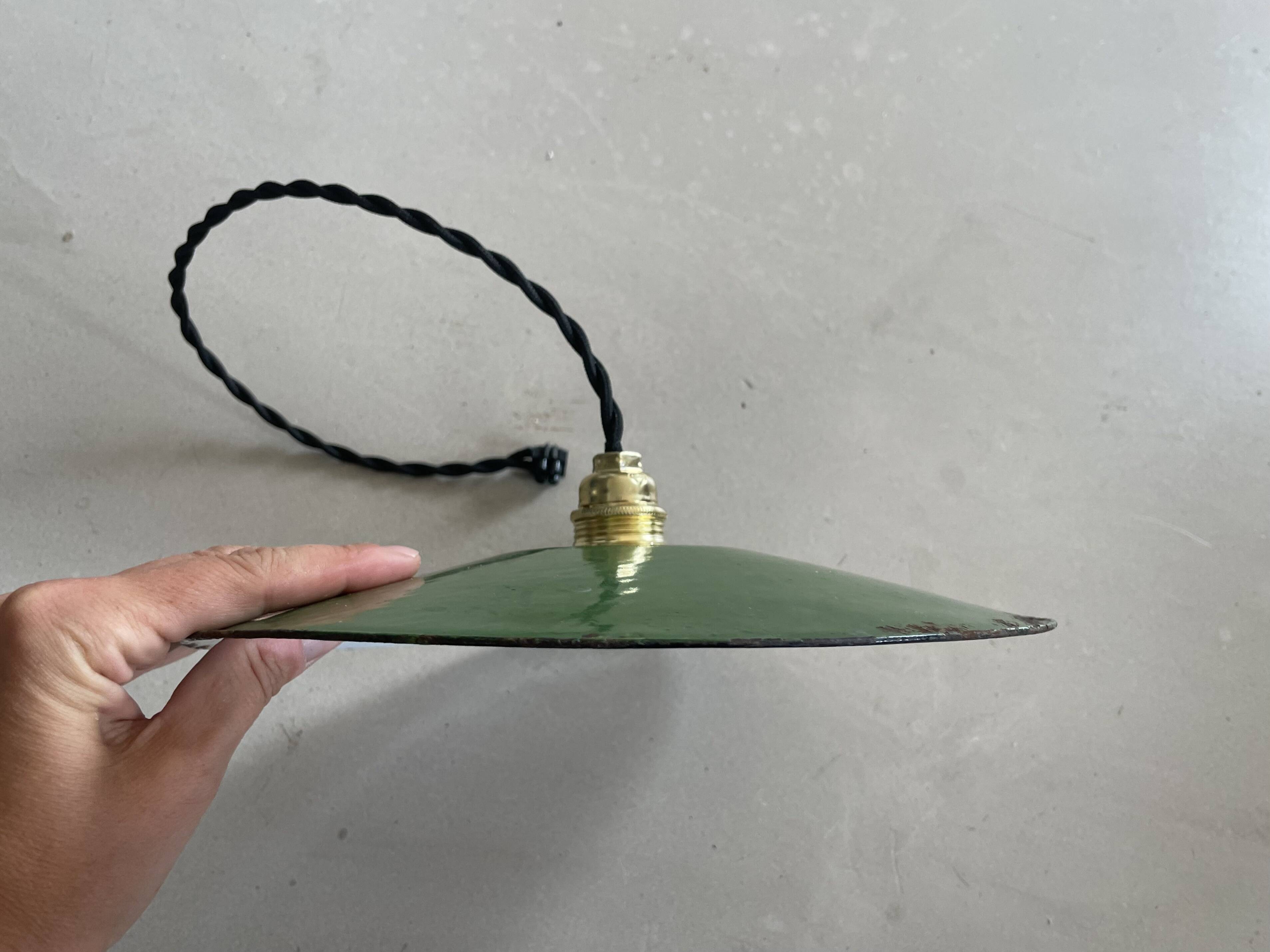 Workshop suspension in old enamelled sheet metal