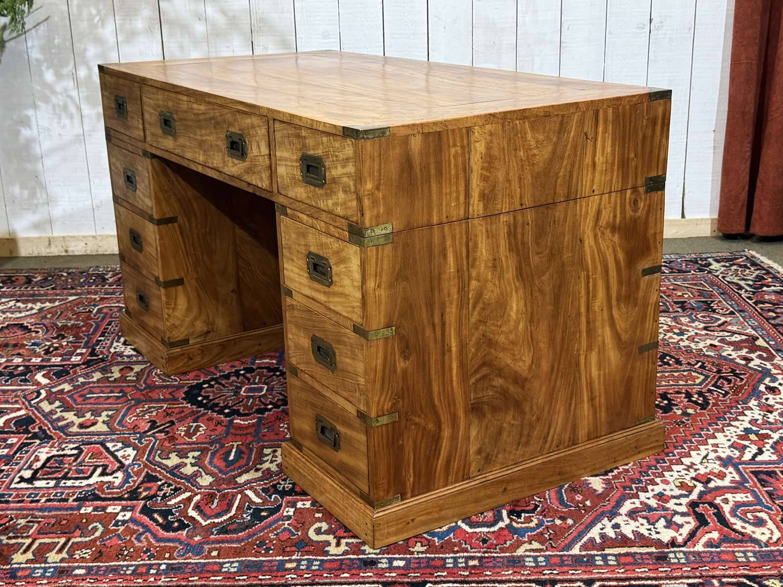 Bureau plat de style marine en acajou blond