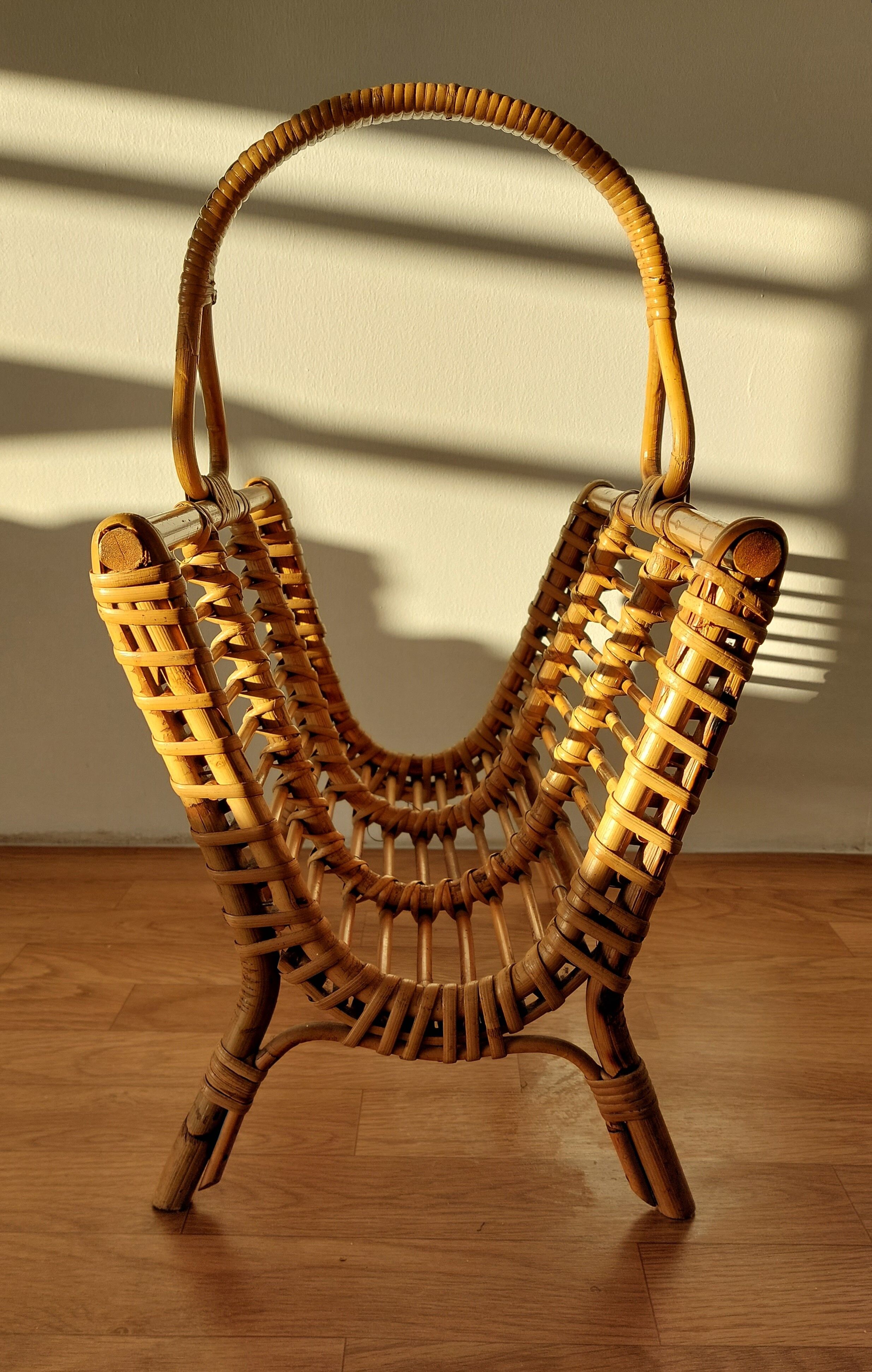 Porte-revues en rotin artisanal 1960.