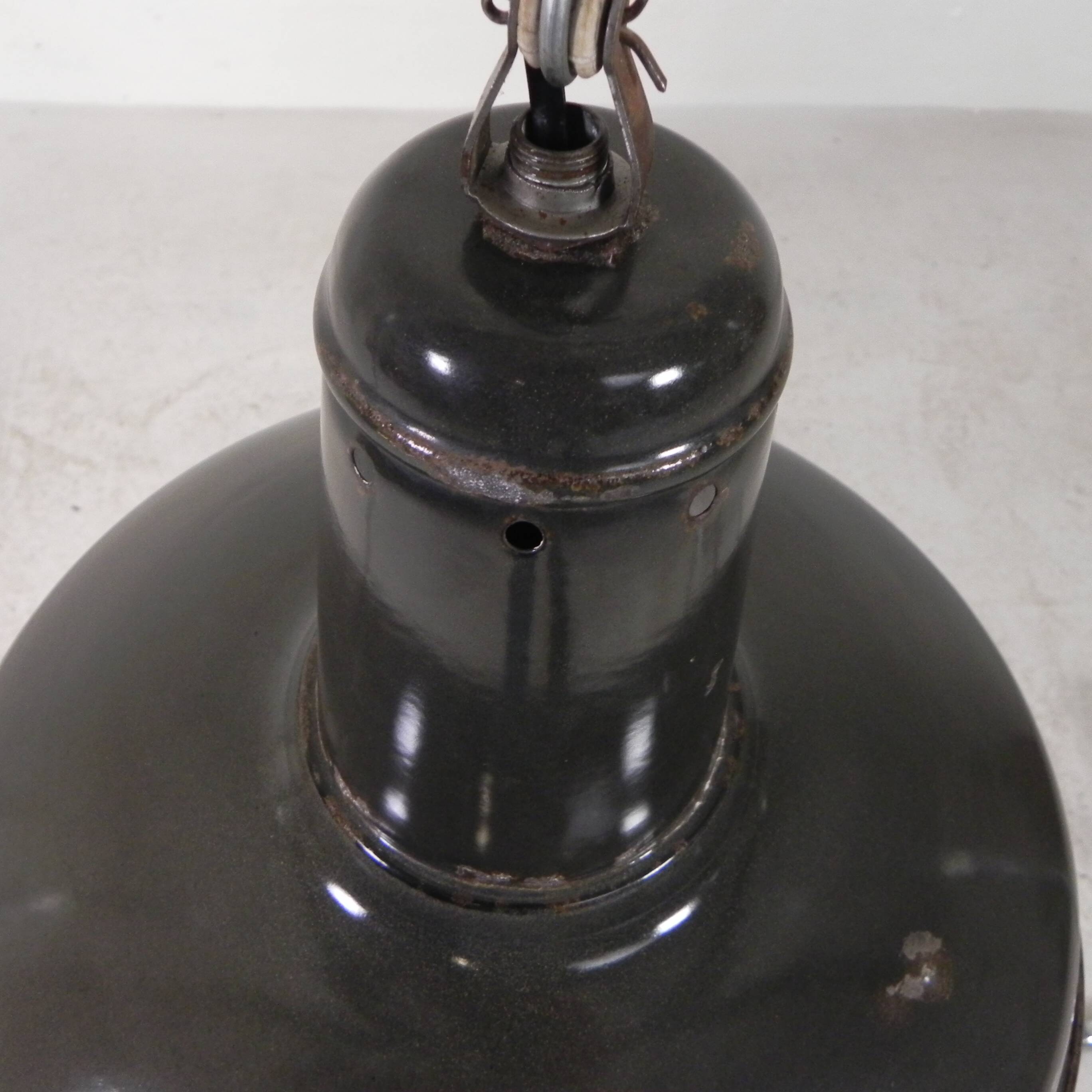 Industrial hanging lamp with enamelled steel shade