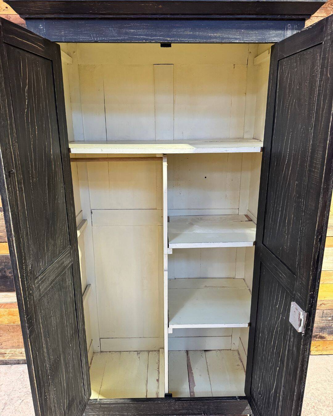 Ancienne armoire Parisienne relookée