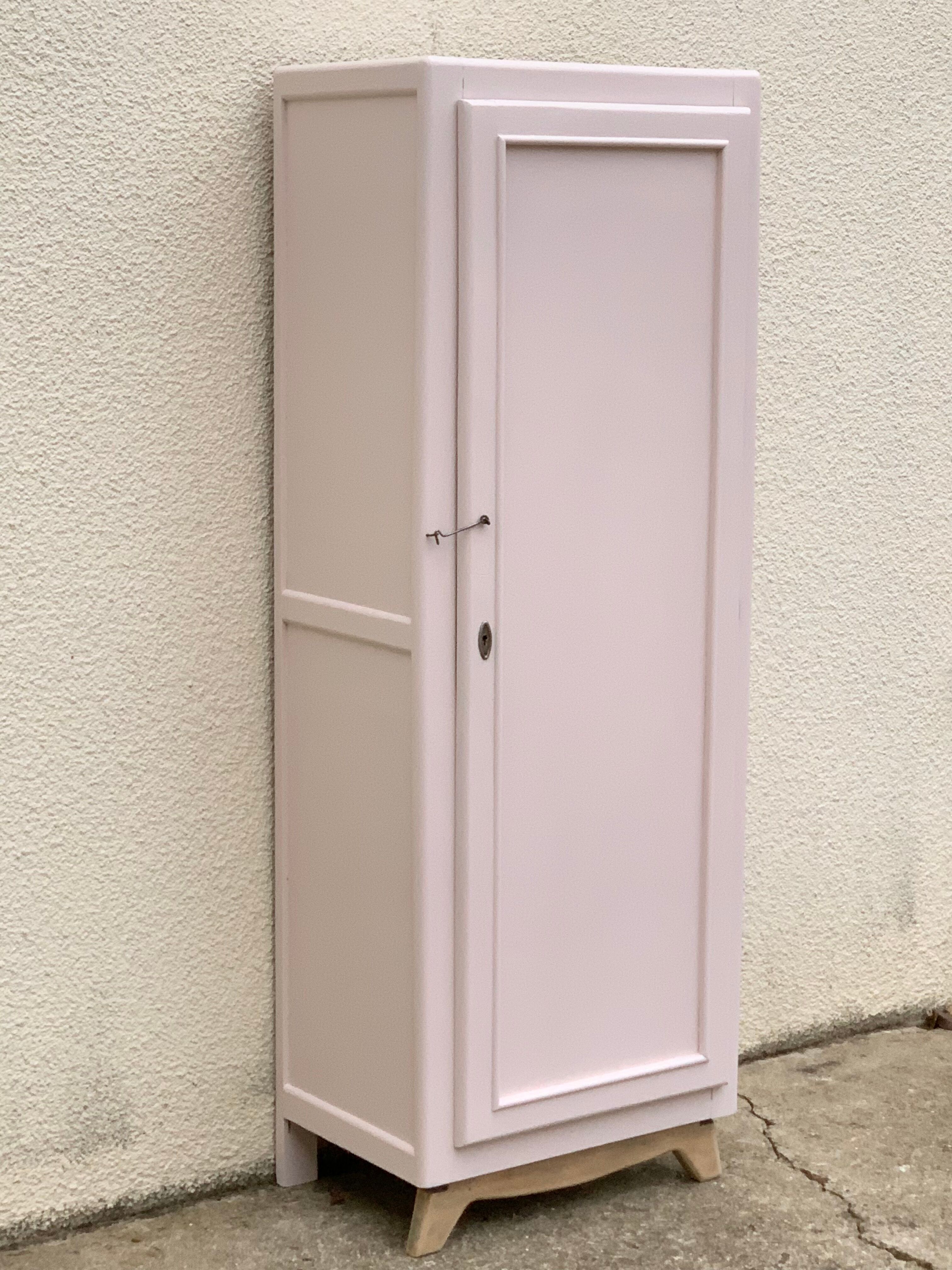 Parisian bonnetière cabinet nude 1930