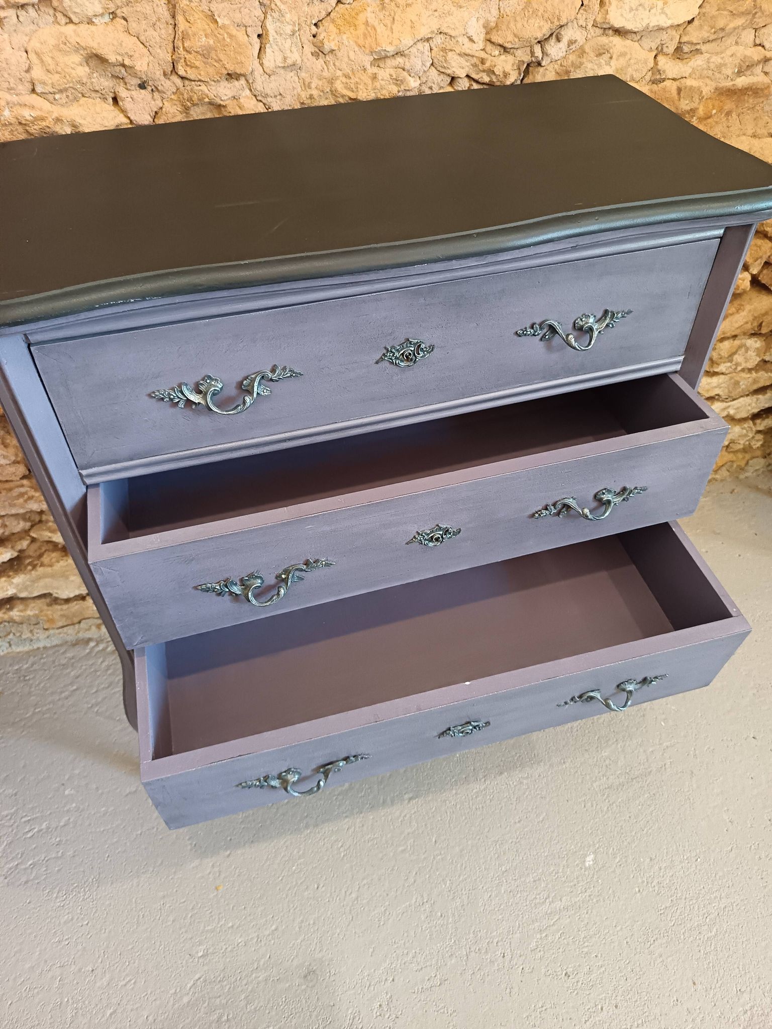 Classic commode with a violet patina.