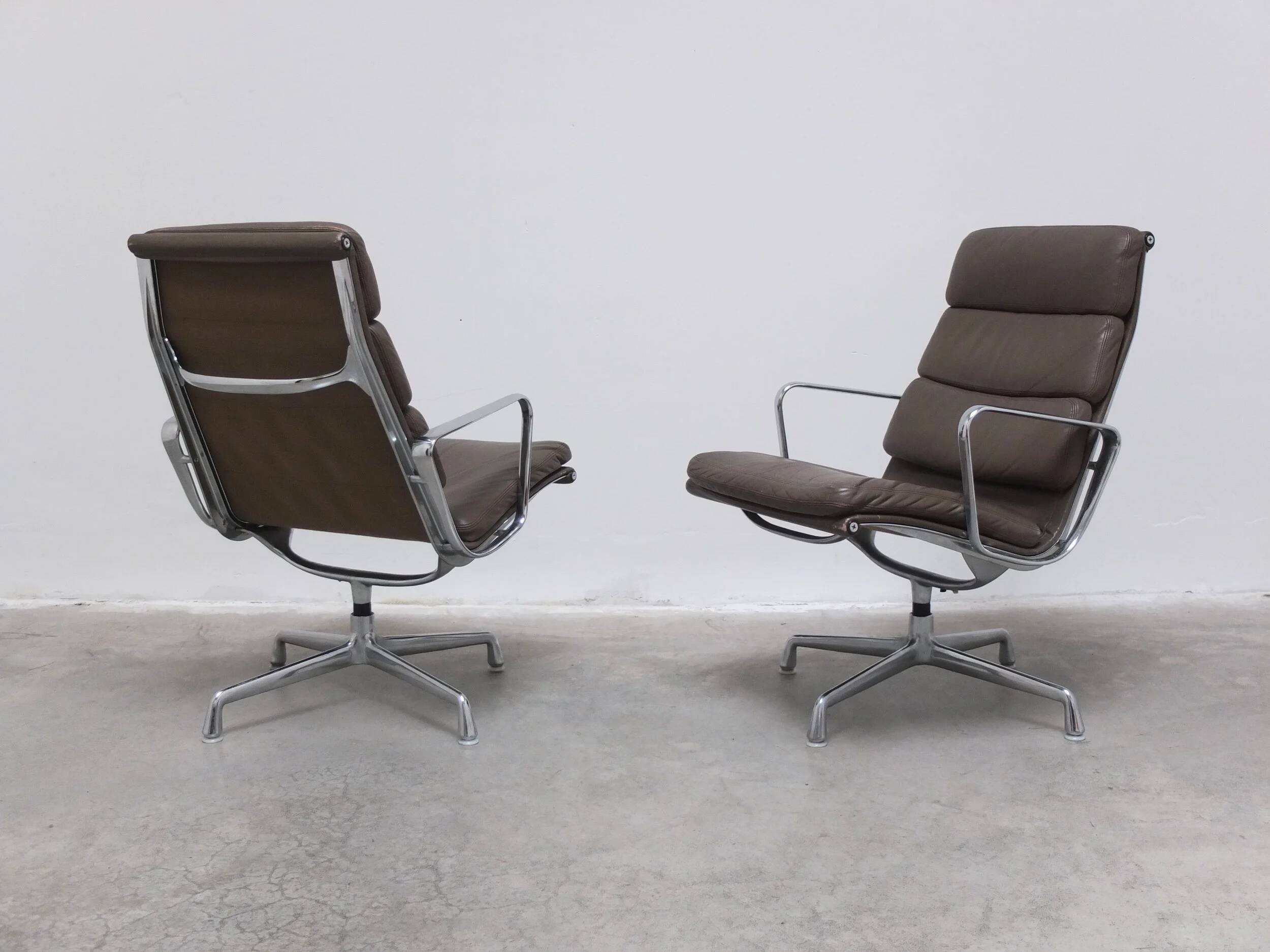 Early pair of Eames 'EA216' swivel lounge chairs by Herman Miller, 1960s