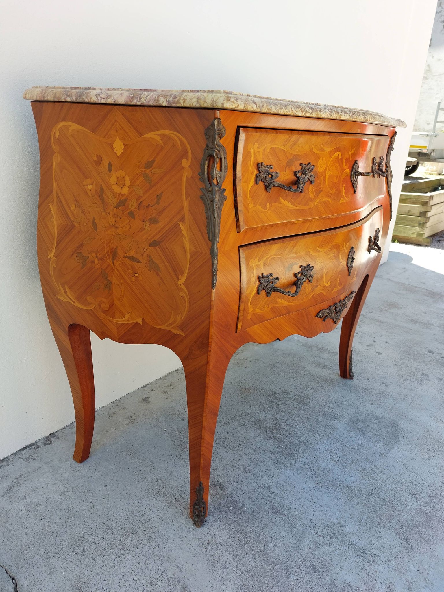 Louis XV chest of drawers in rosewood marquetry