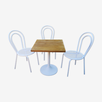 Tulip foot bistro table and 3 bistro chairs