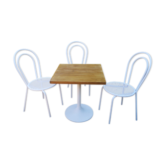 Tulip foot bistro table and 3 bistro chairs