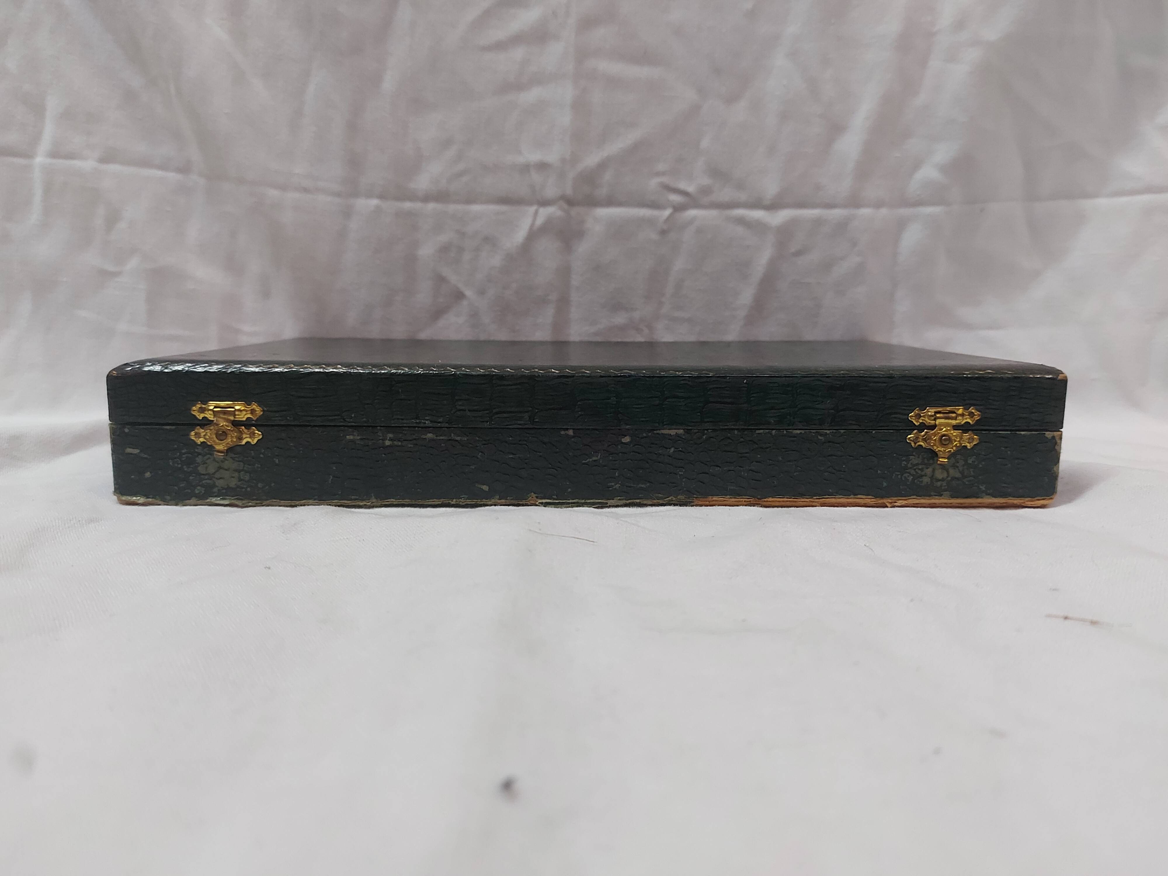 12 mother-of-pearl knives, early mid-20th century