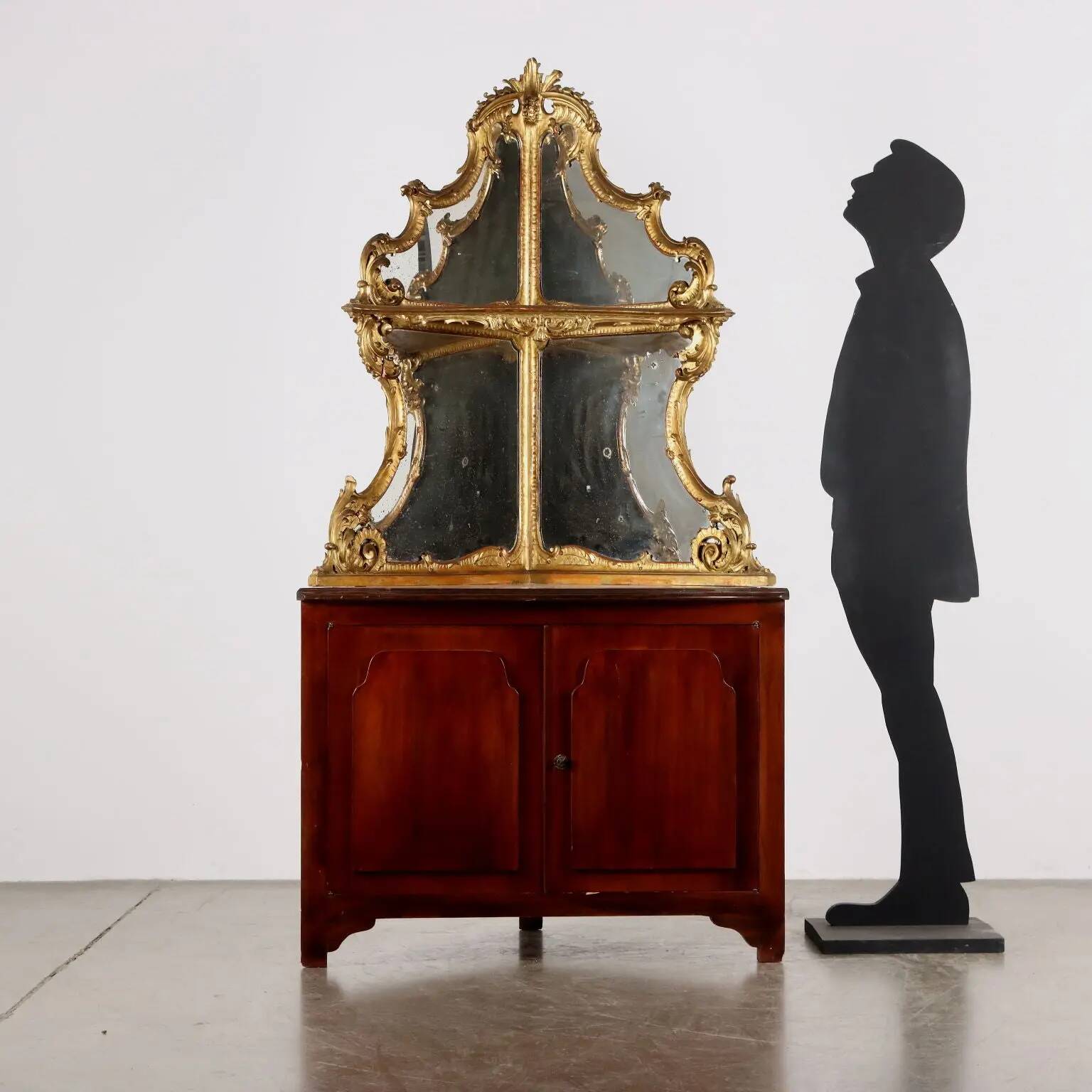 Meuble d’angle ancien style baroque en acajou XX Century
