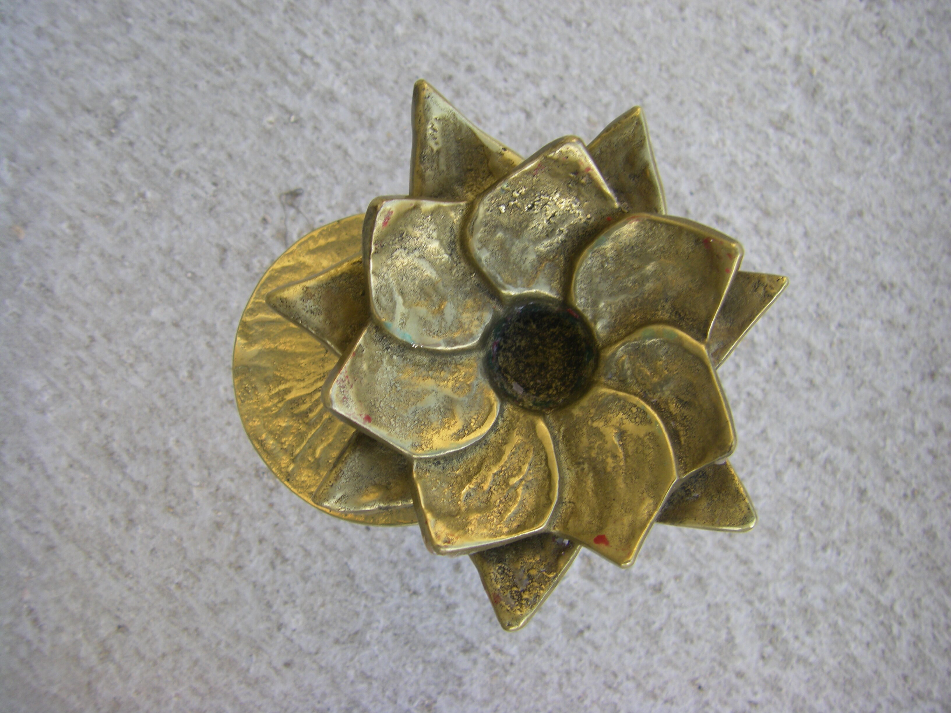 Water lily candle holder