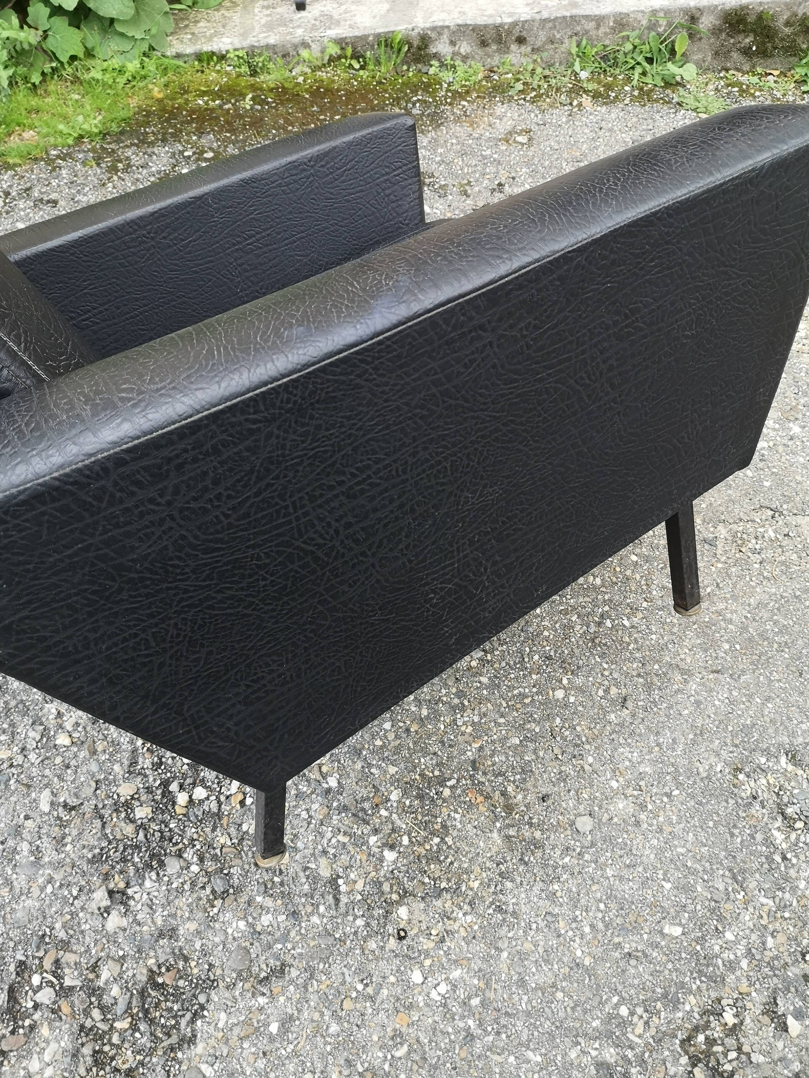 Paire de fauteuils skaï années 60