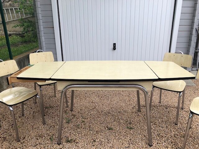 Table and 4 chairs in formica