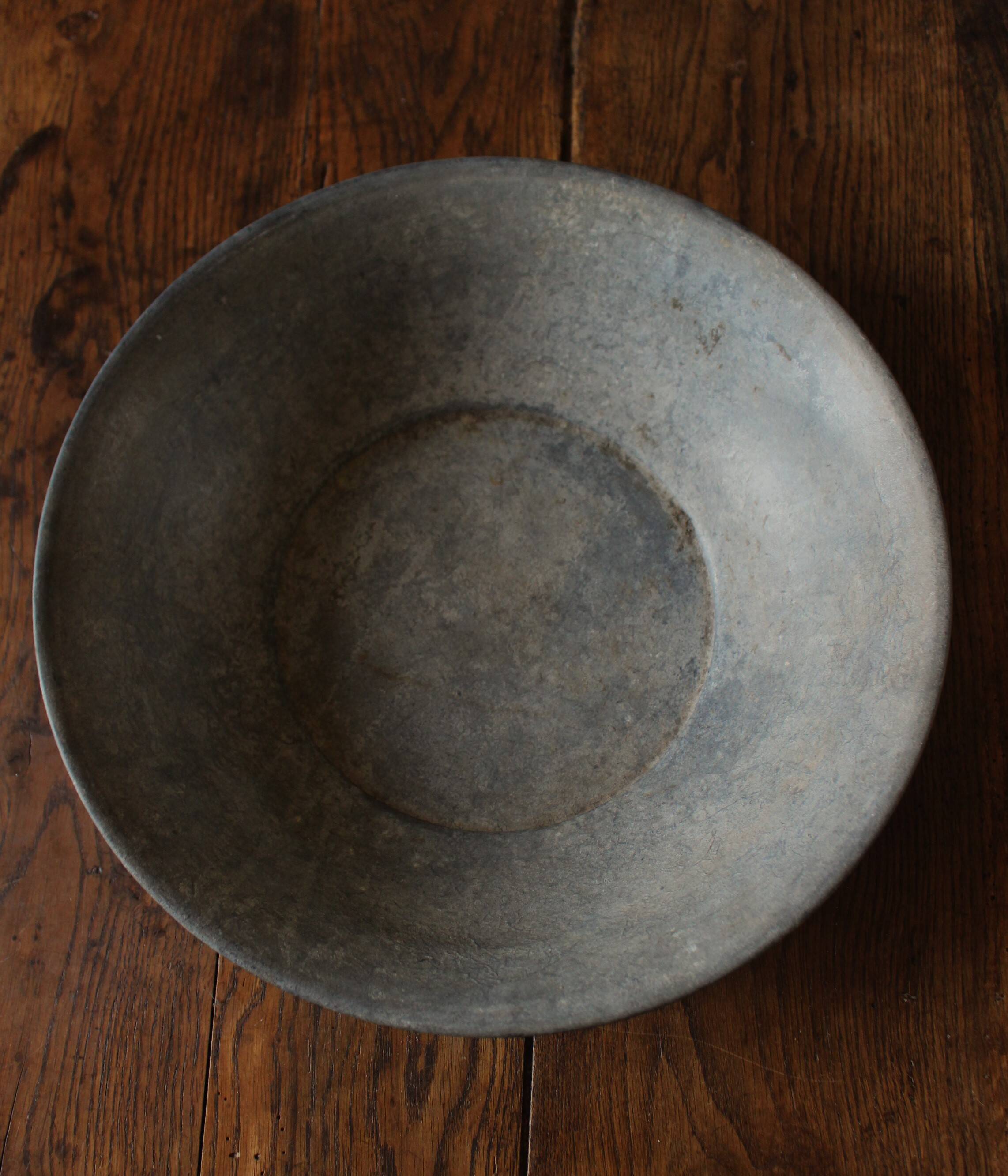 Round zinc basin planter with two handles underneath