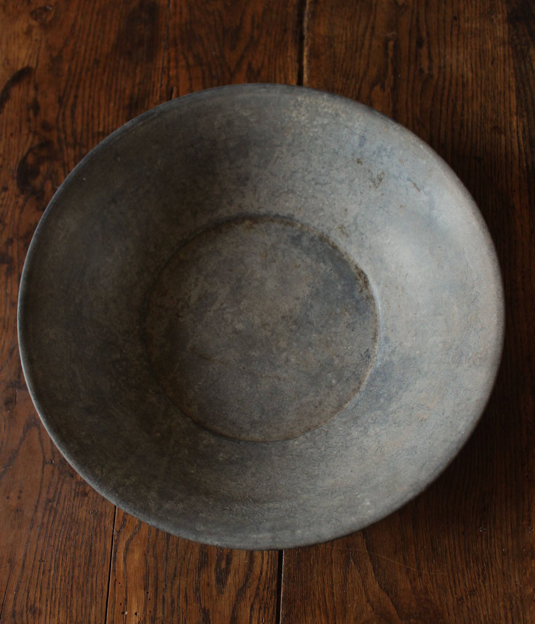 Round zinc basin planter with two handles underneath