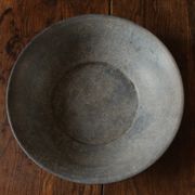 Round zinc basin planter with two handles underneath