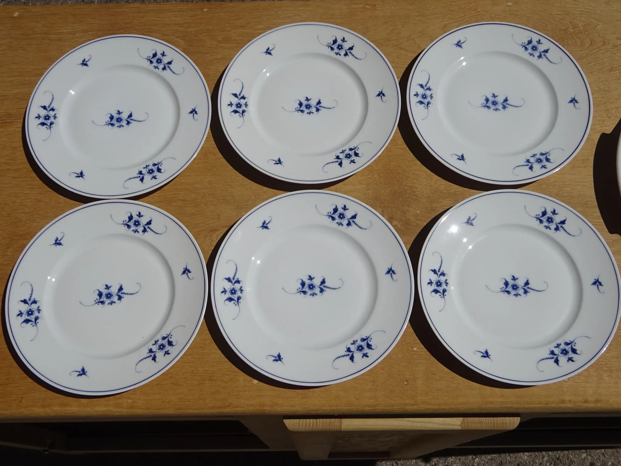 Fine Limoges porcelain dessert service: dish and 12 plates.
