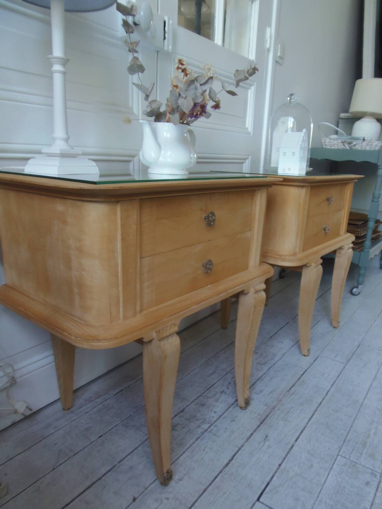 Paire de chevets vintages en bois brut , plateaux miroir.