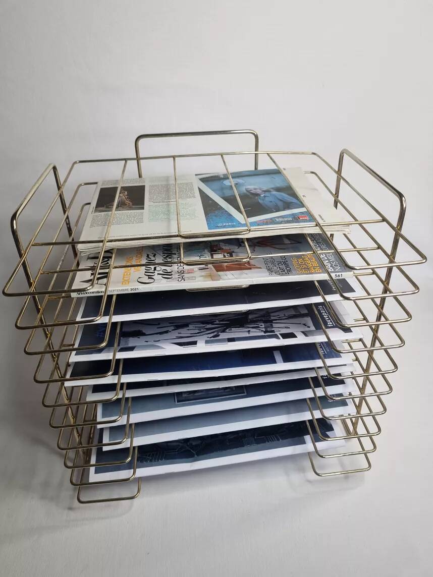 Vintage "wire" magazine rack in gold metal