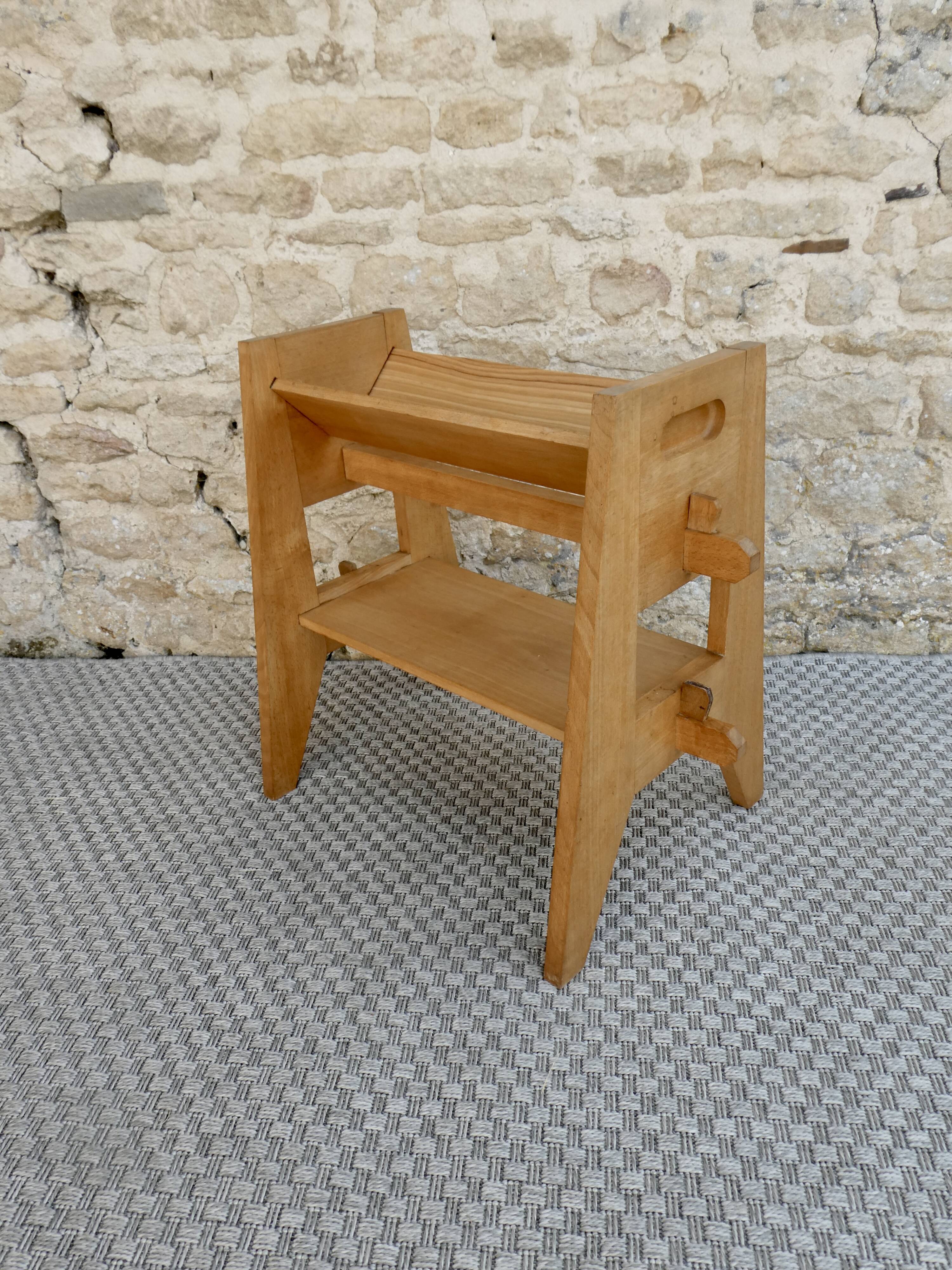 Light wood side table magazine rack