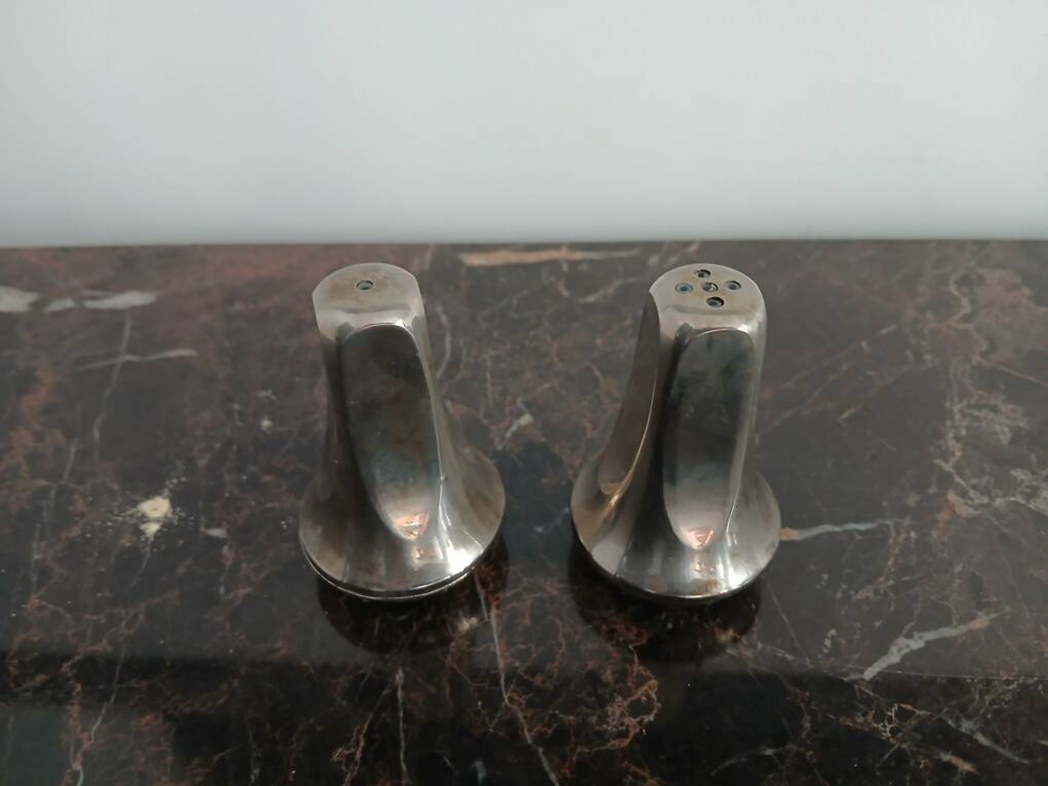 salière et poivrier en métal argenté - époque Art déco
