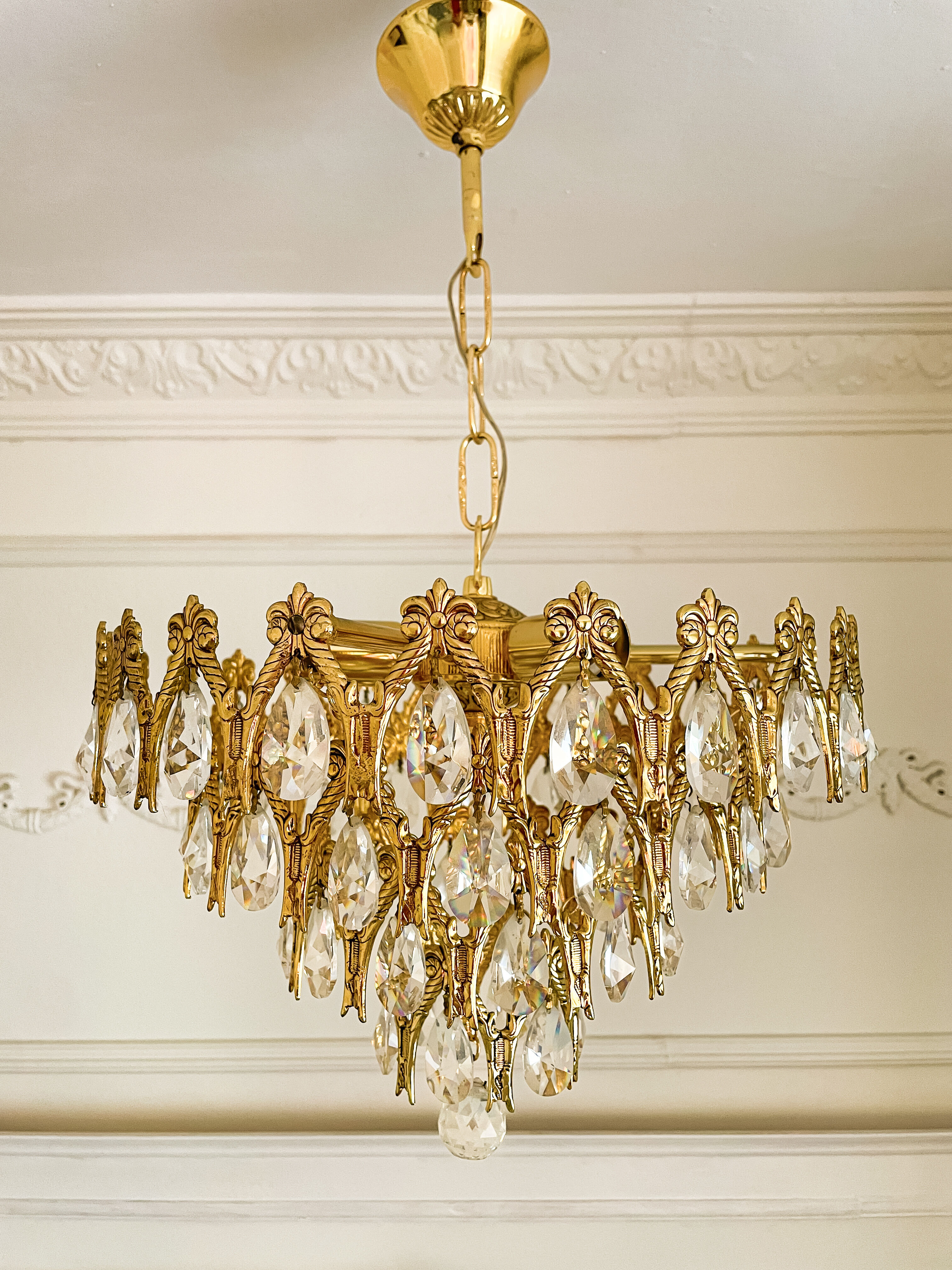 Vintage chandelier in gilded brass with crystal pendants.