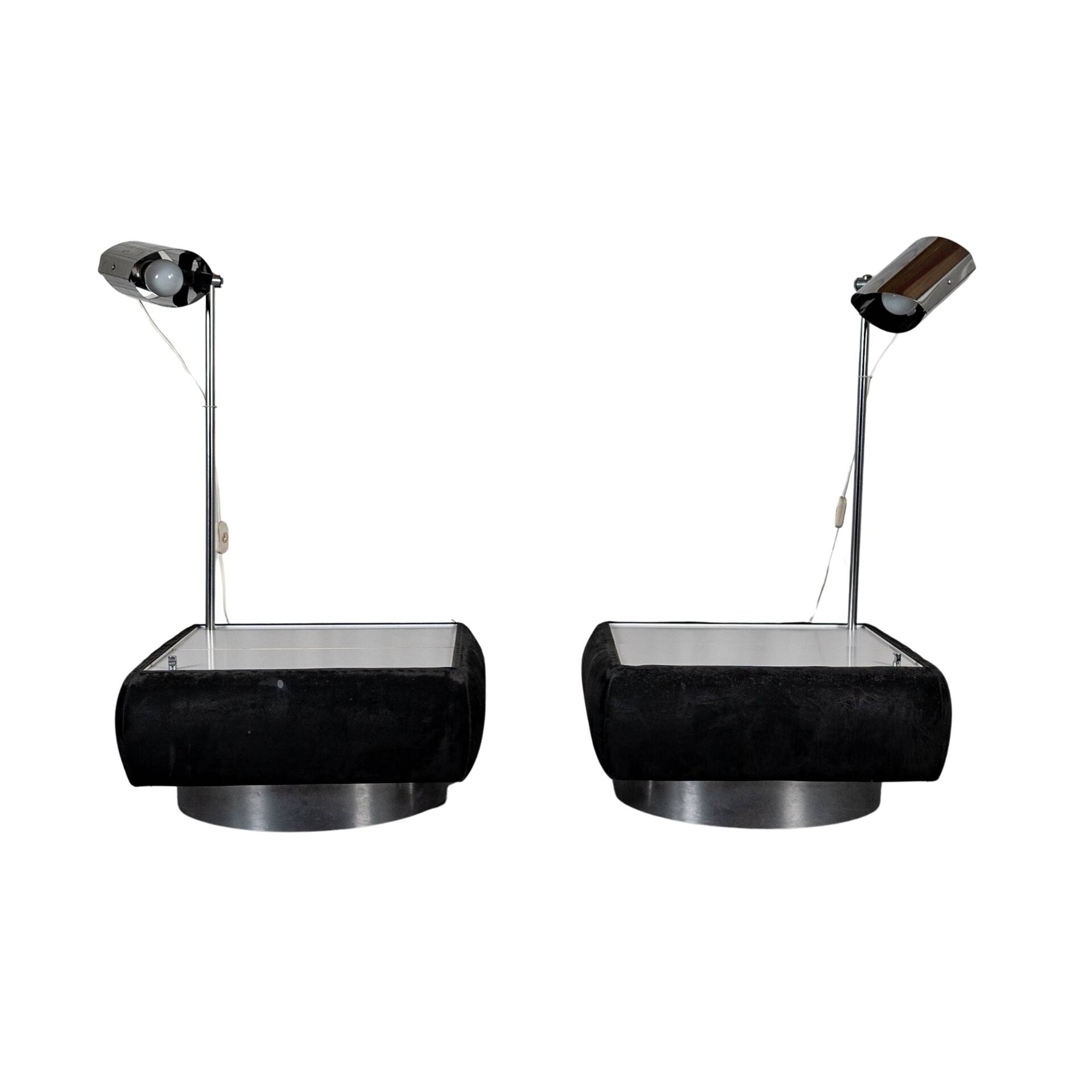 Set of 2 side tables with integrated lamp.