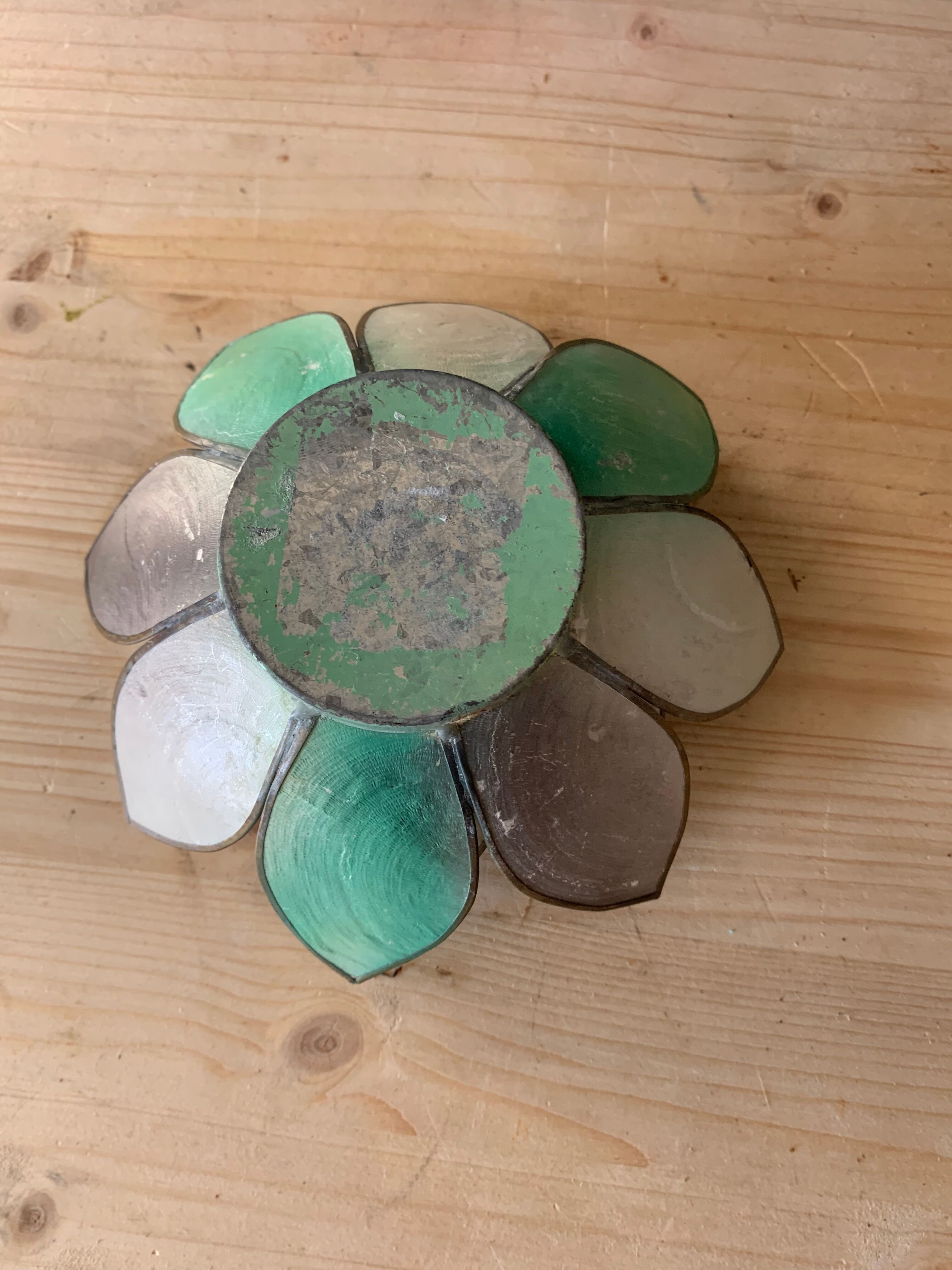 Mother-of-pearl flower candle holder