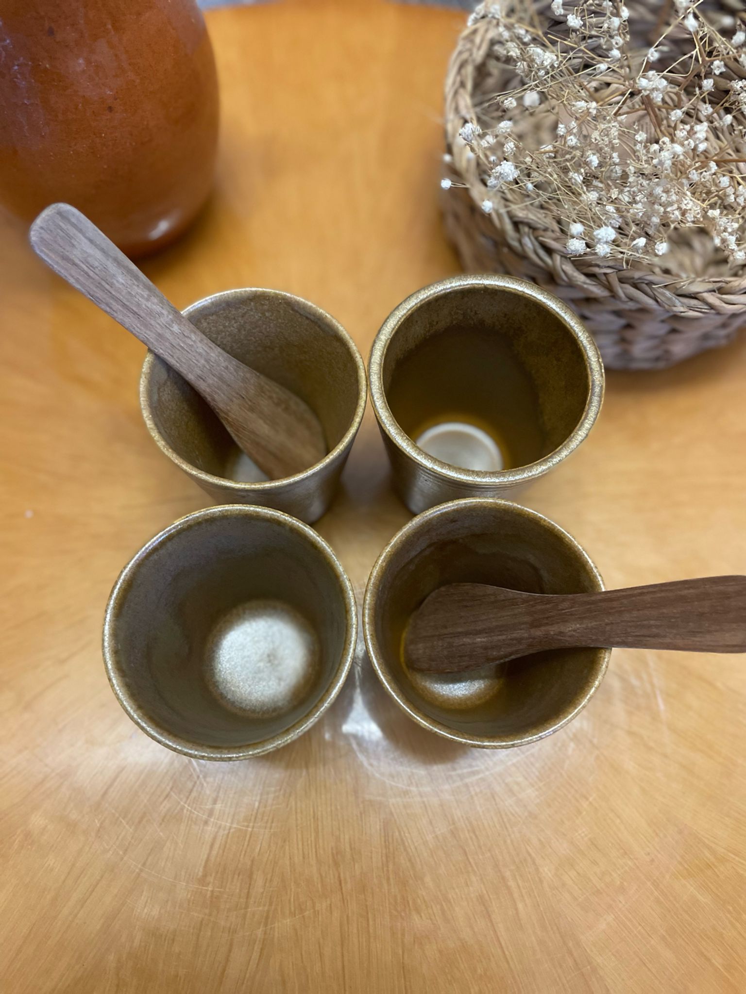 Ensemble de 4 tasses verres gobelets en grès Digoin et cuillères en bois
