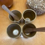 Ensemble de 4 tasses verres gobelets en grès Digoin et cuillères en bois