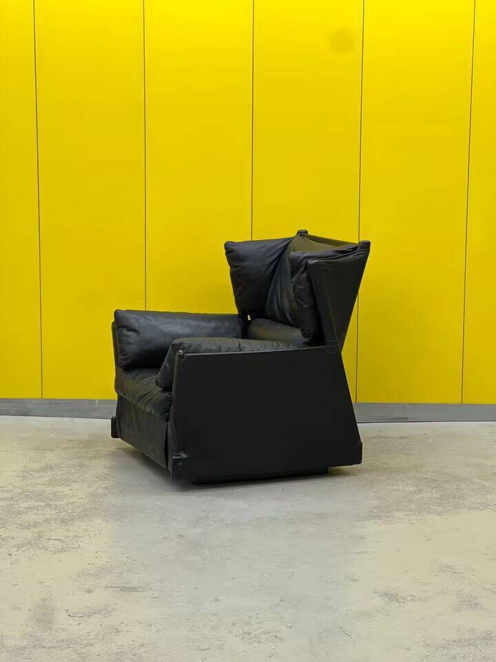 Fauteuil "Viola D'amore" de Cassina par Piero de Martini (années 1970) – Cuir noir
