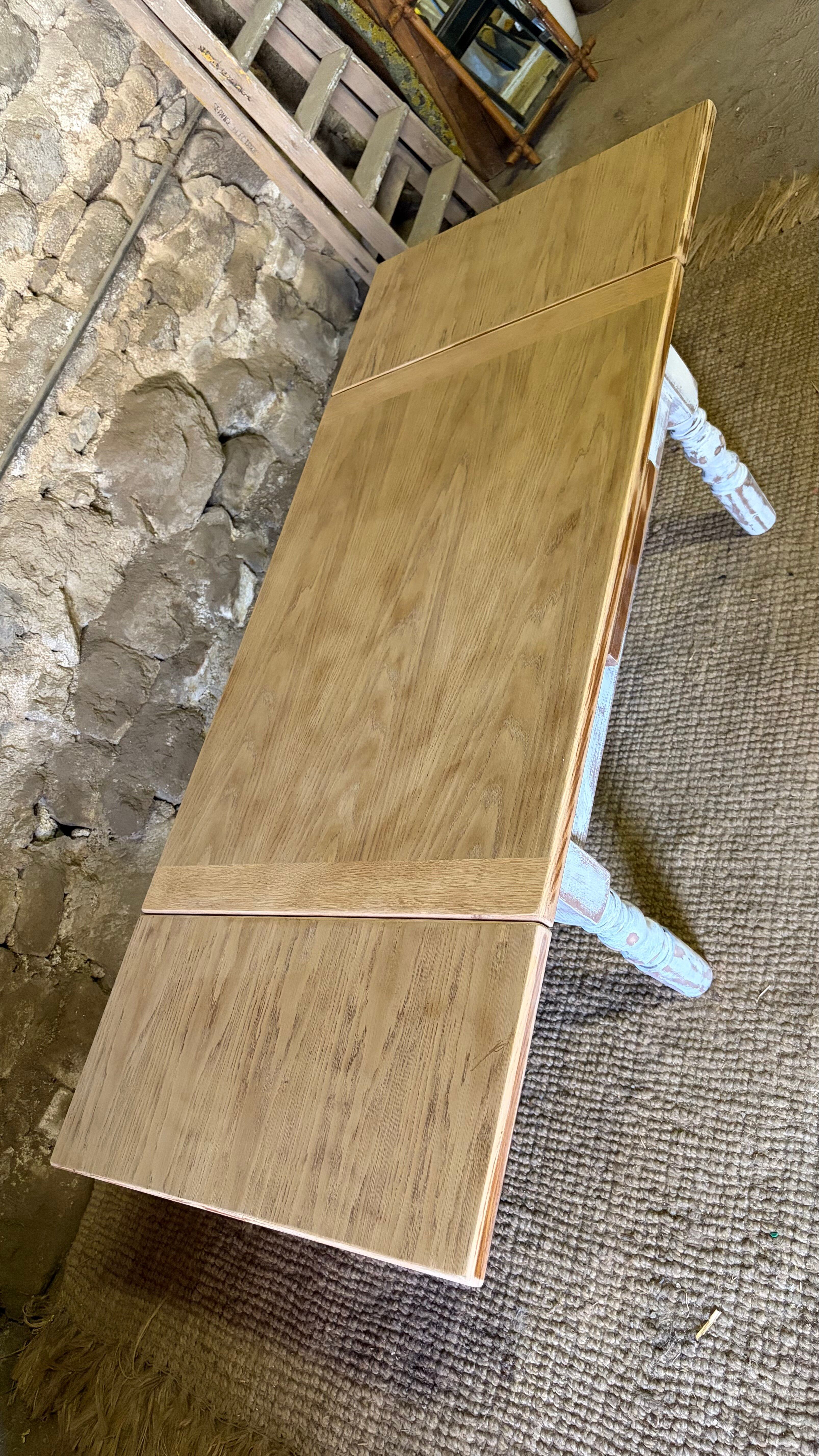 Extendable coffee table