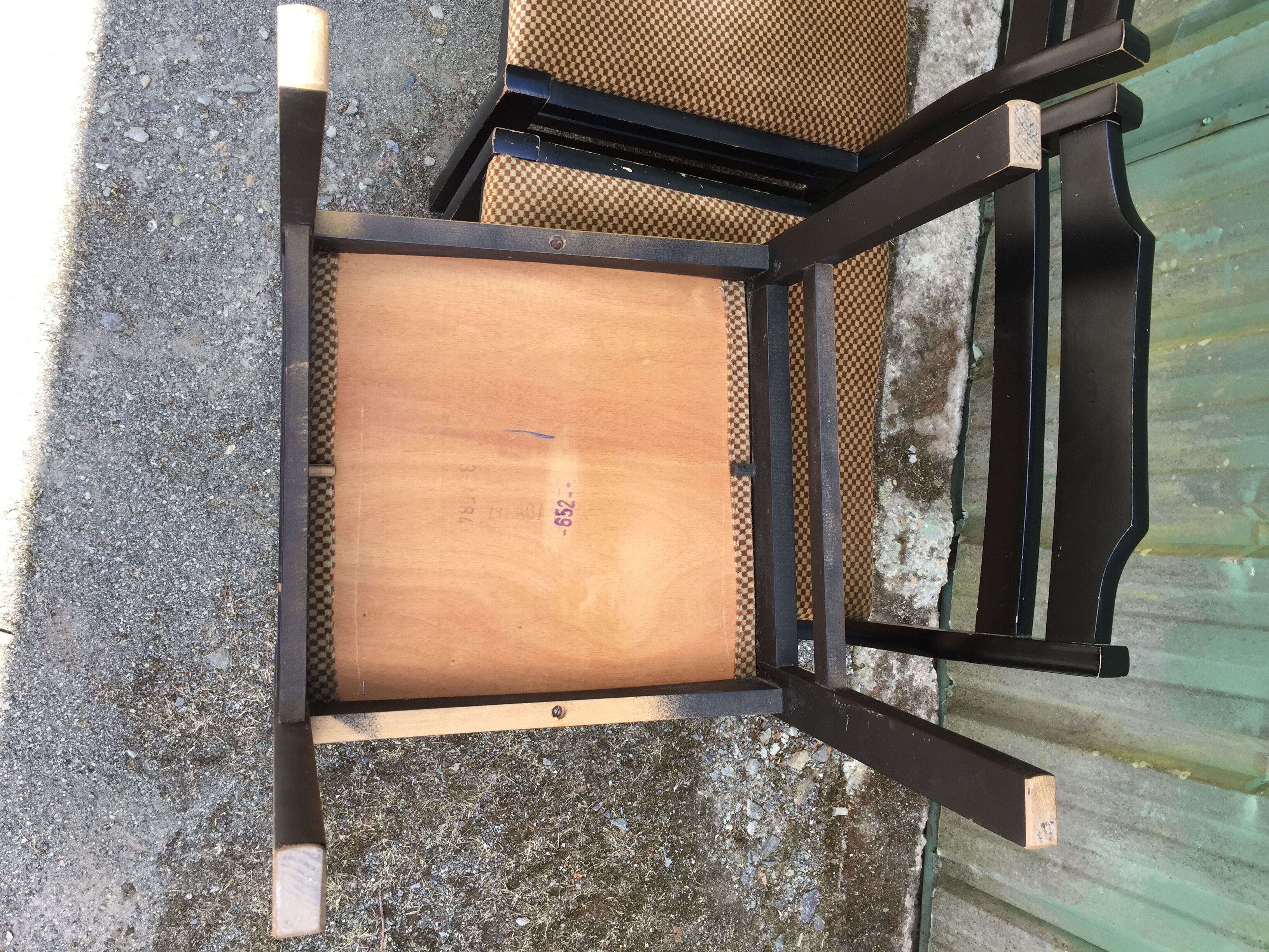 Chaises en hêtre laquées noir à assises en tissu or a petits carreaux