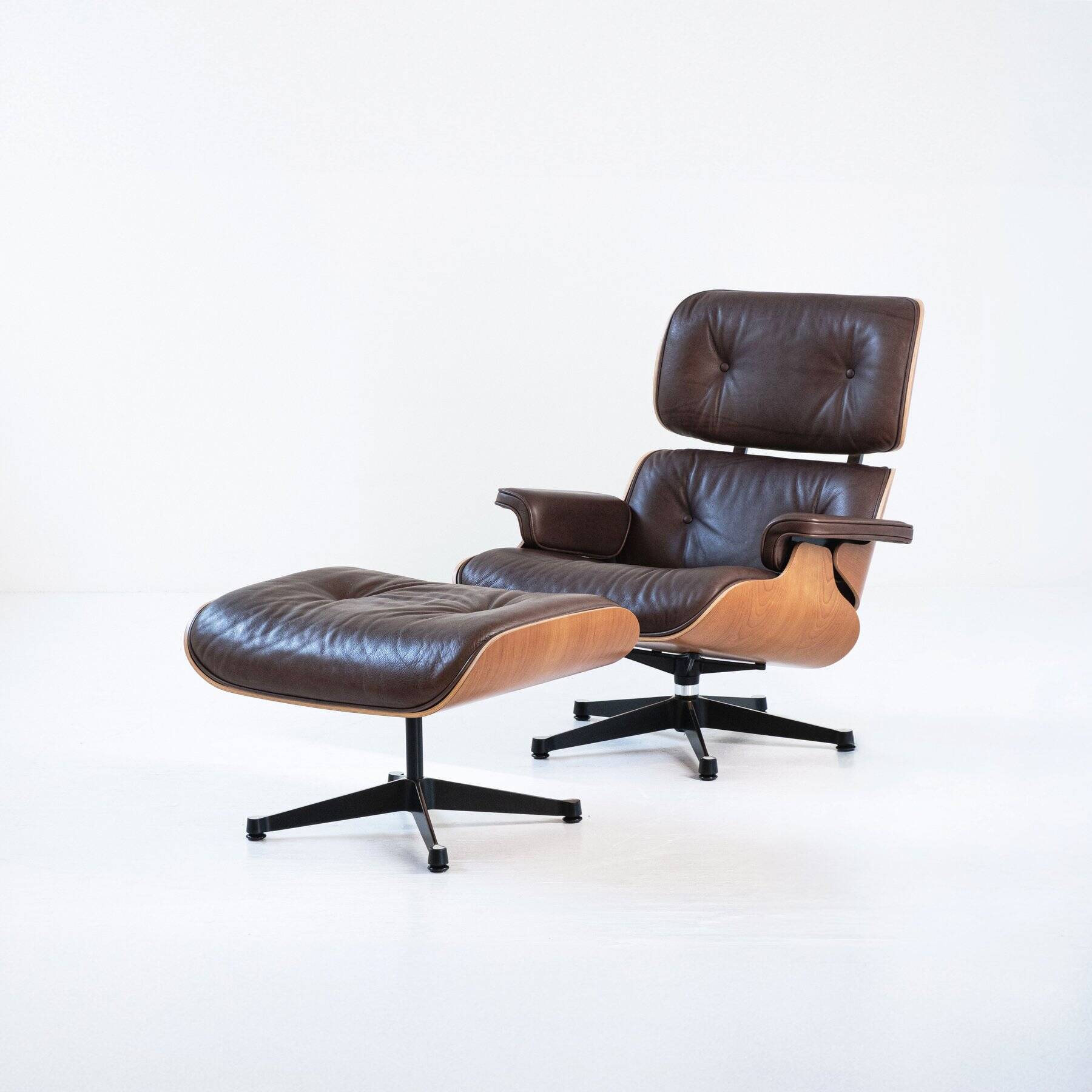 Vitra Eames Lounge Chair & Ottoman – American Cherry