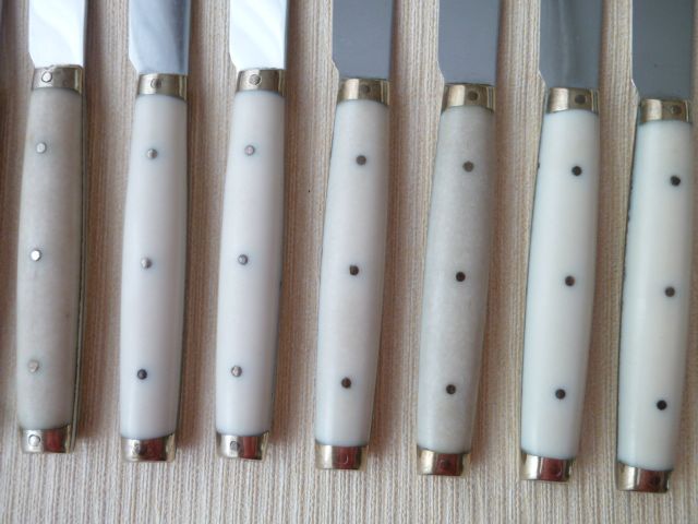 Set de 12 couteaux de table Vintage inox bakélite et laiton