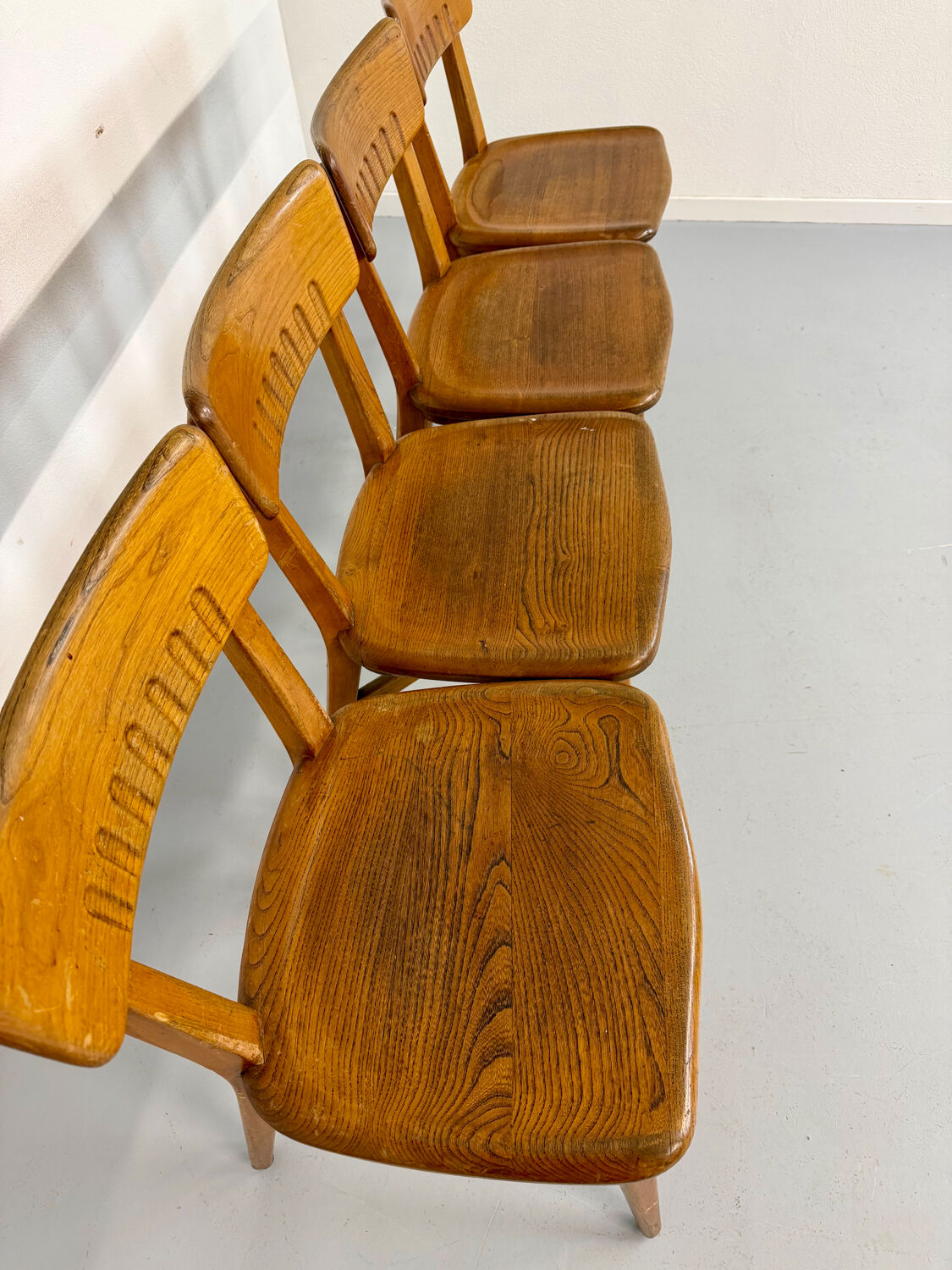 Set of 4 vintage solid oak chairs, 1960s design with sculpted backrest.