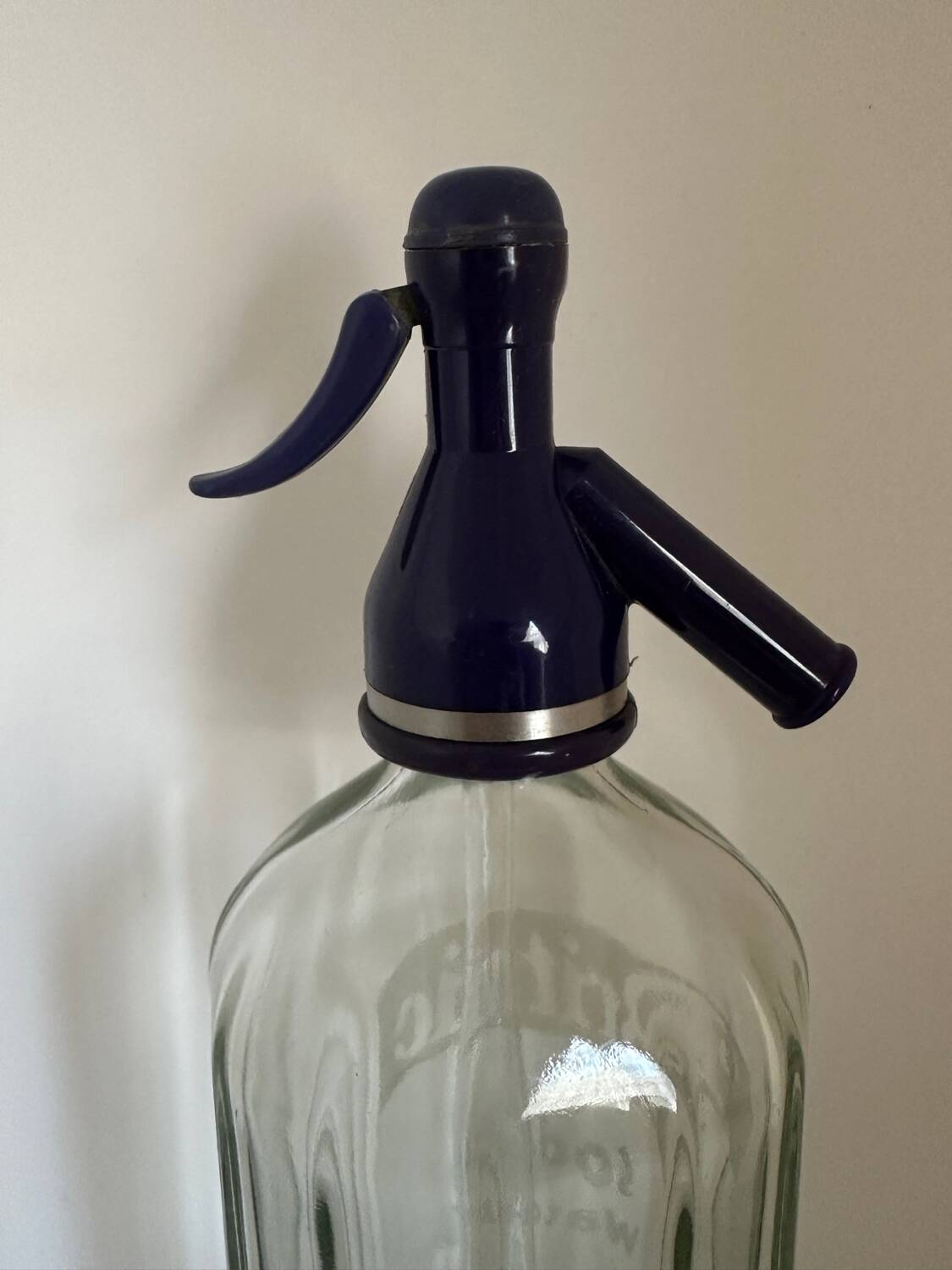 Glass siphon