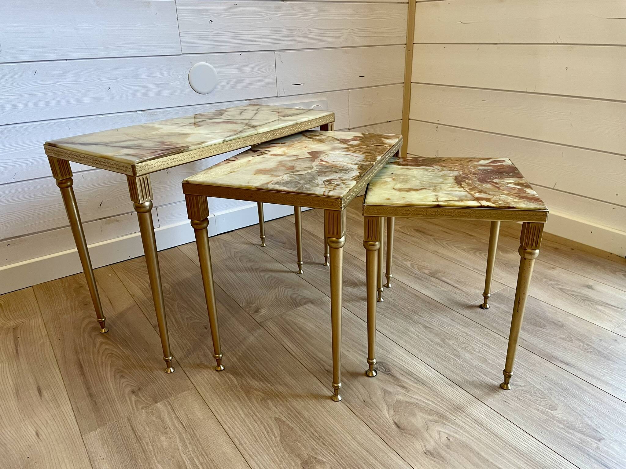 Set of 3 vintage nesting tables in onyx and gold metal from the 1970s.