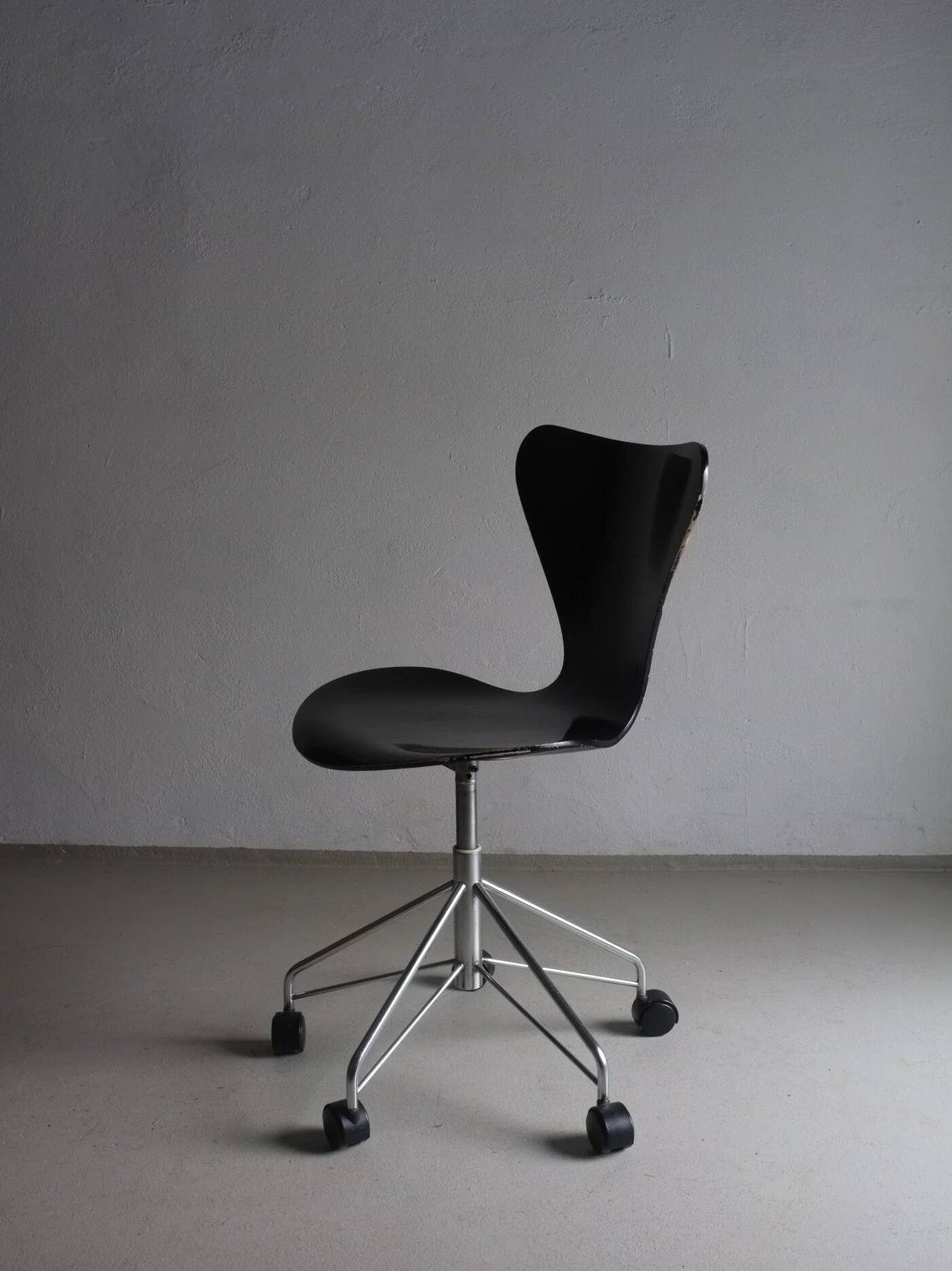 3117 Black swivel chair by Arne Jacobsen for Fritz Hansen