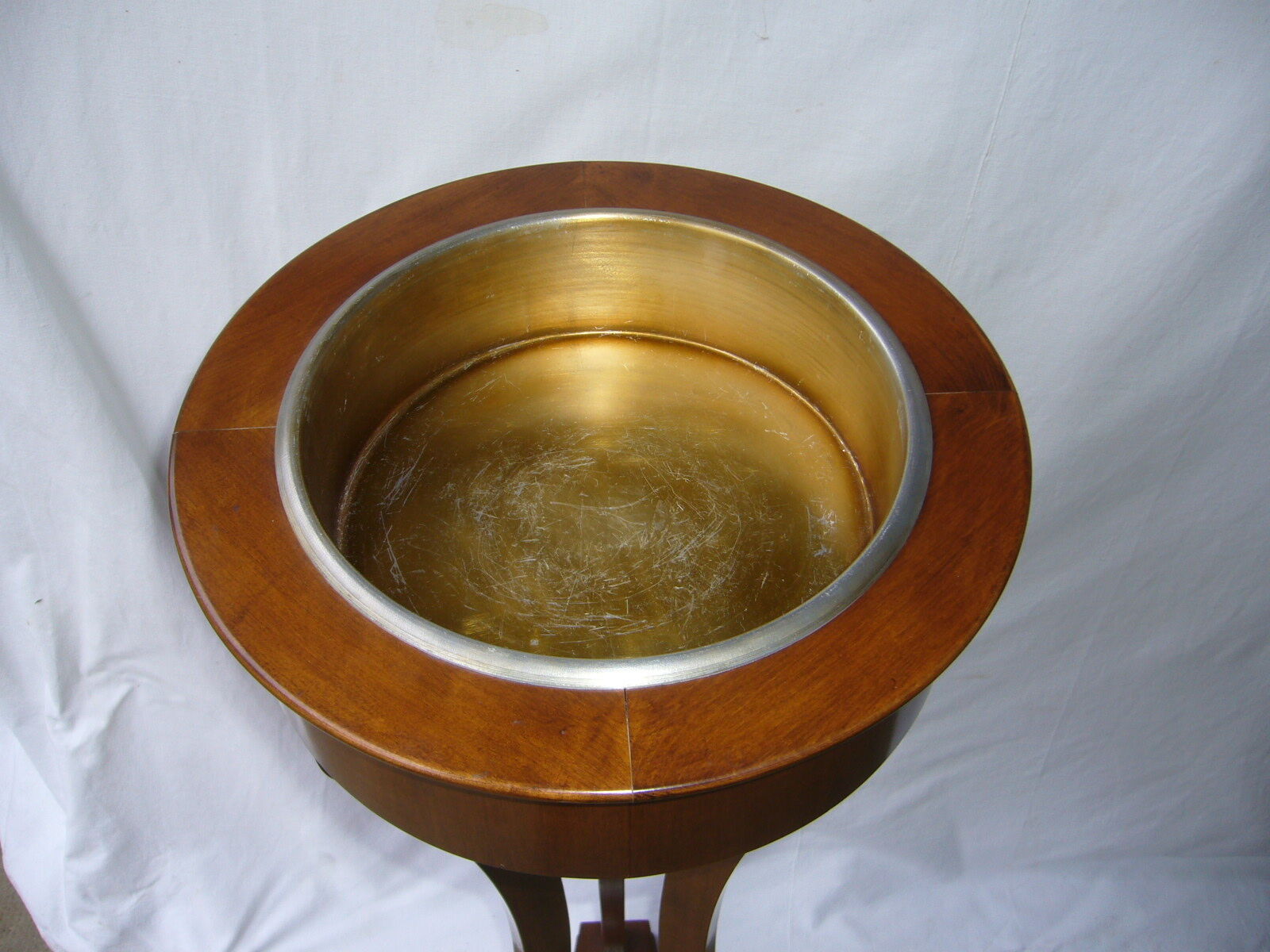 Garden on verni wooden feet