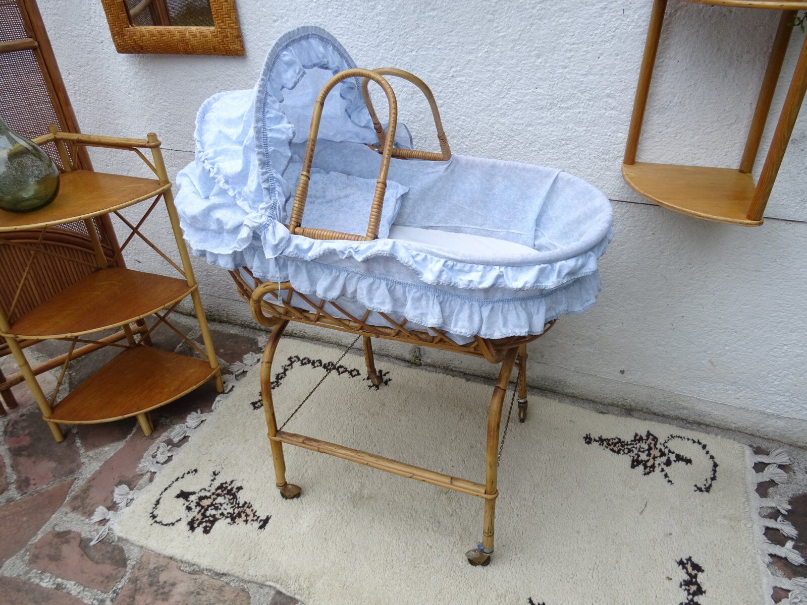 Rattan bassinet on folding support