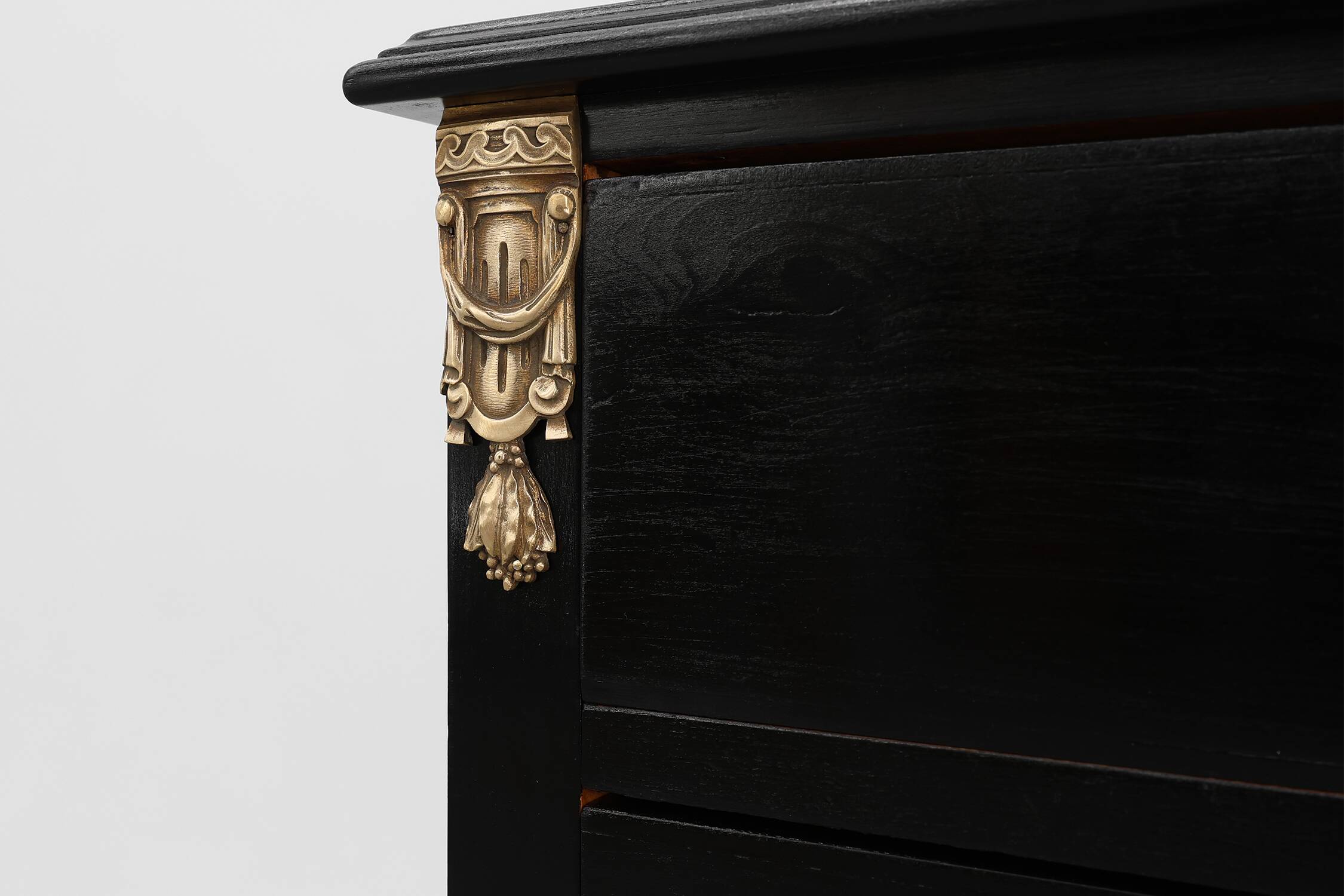 20th Century Louis XV-Style Black Lacquered Chest of Drawers with brass Mou