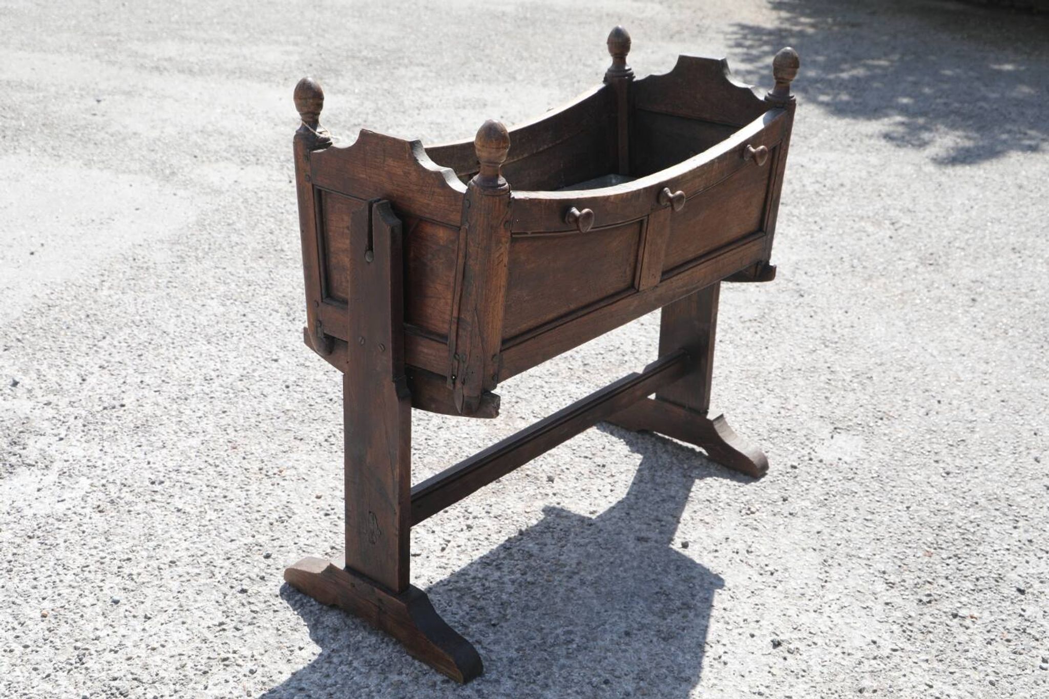 Berceau ancien jardinière