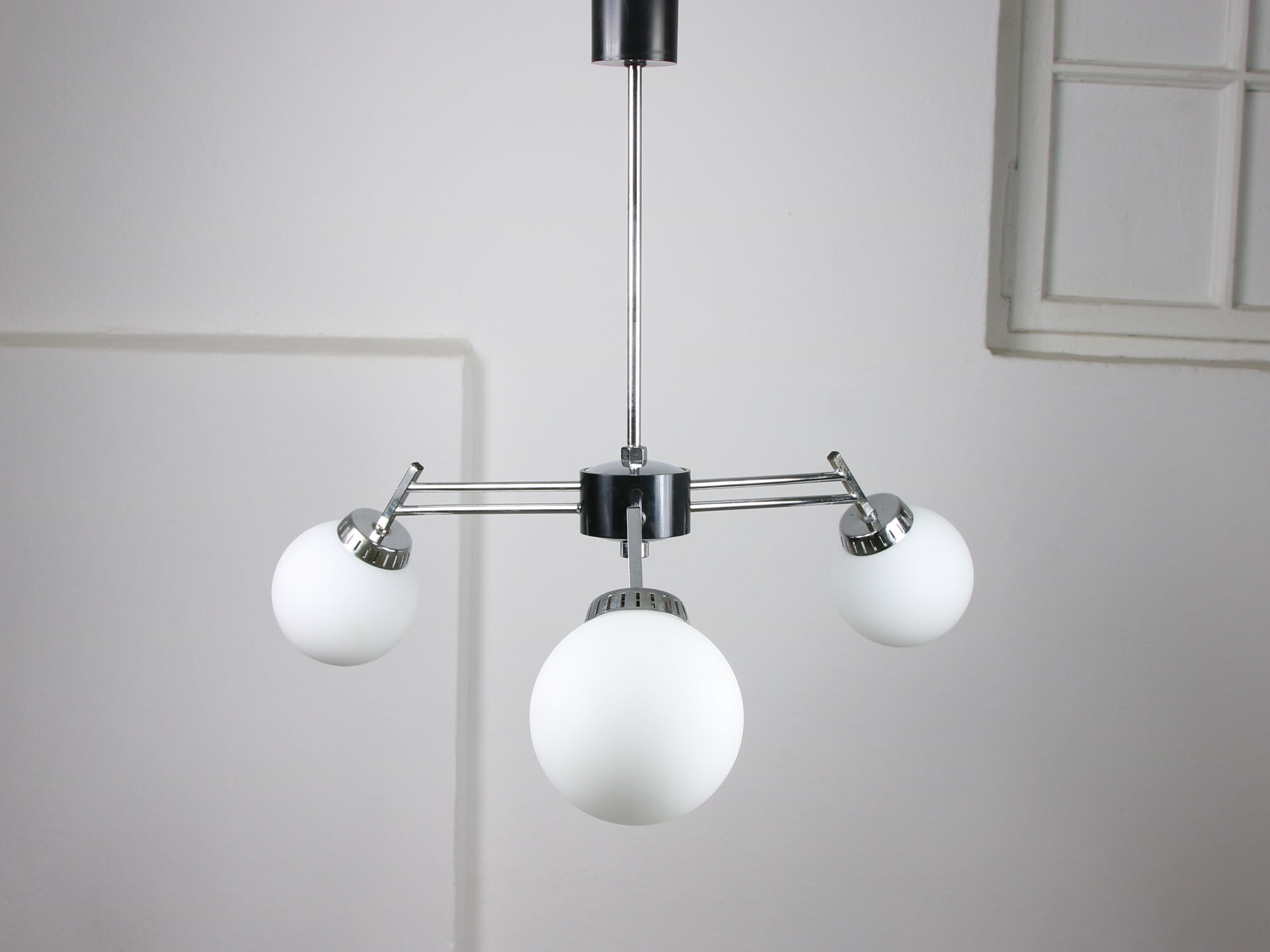 Lustre italien à 3 bras chromé et opaline