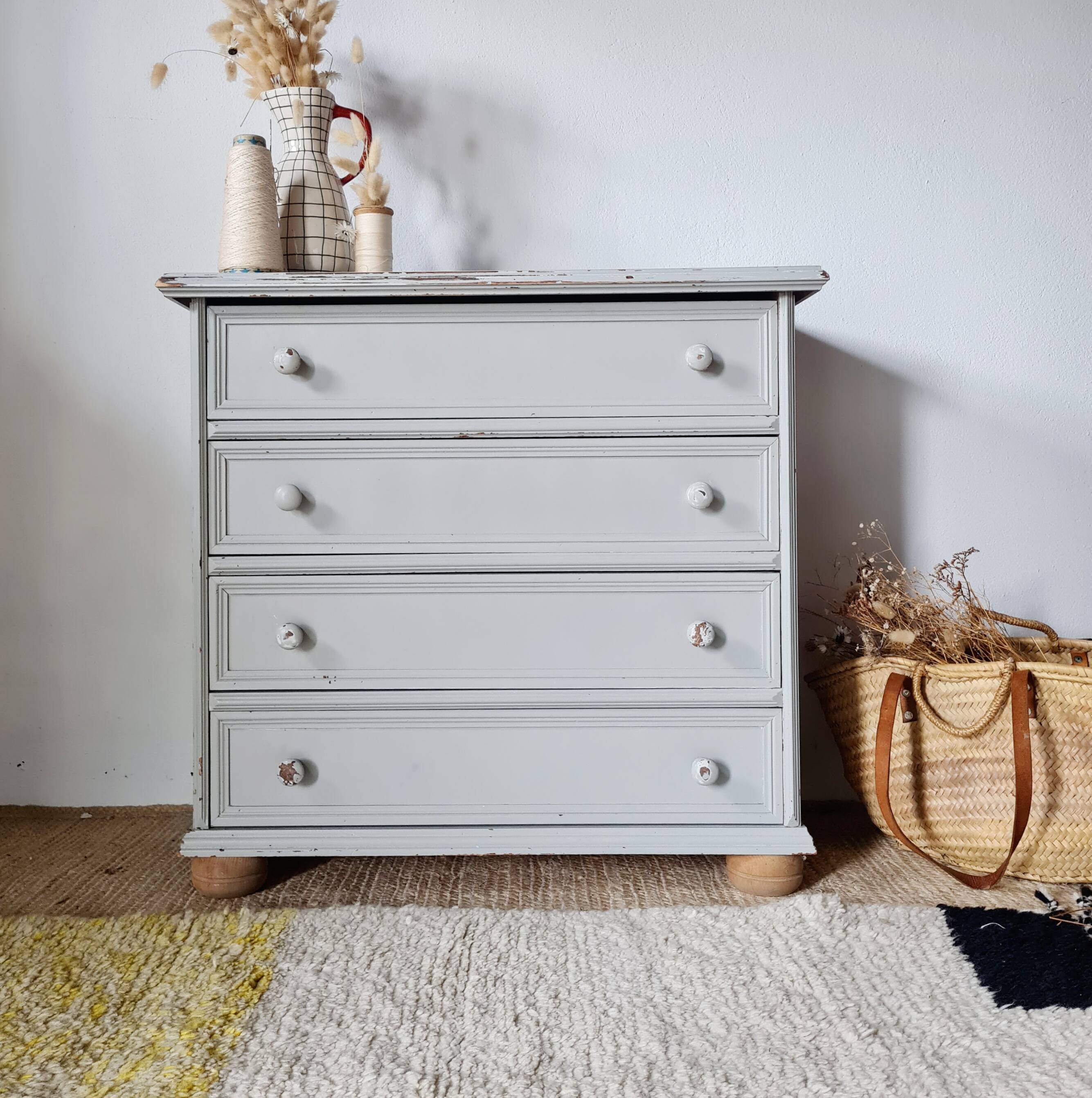 Antique chest of drawers with 4 drawers – Patinated pearl grey & ball feet