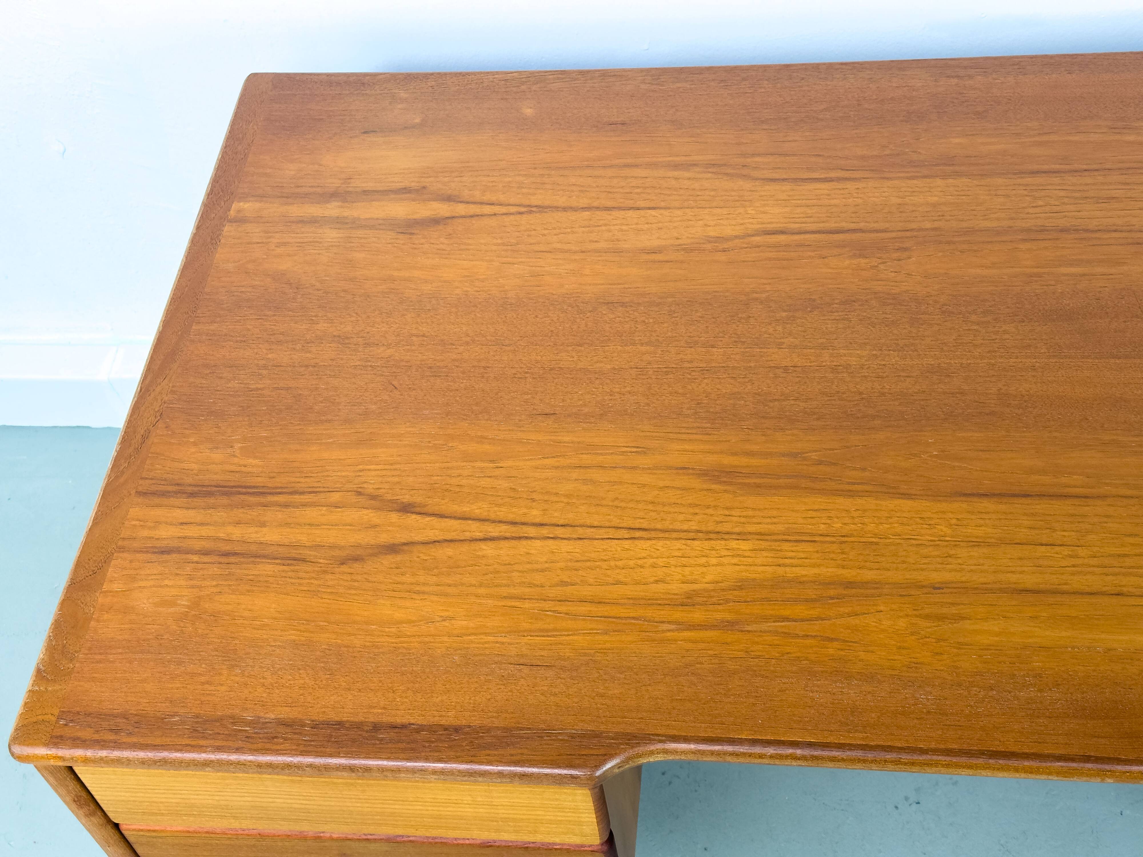 Bureau autoportant en teck avec porte et tiroirs, années 1970