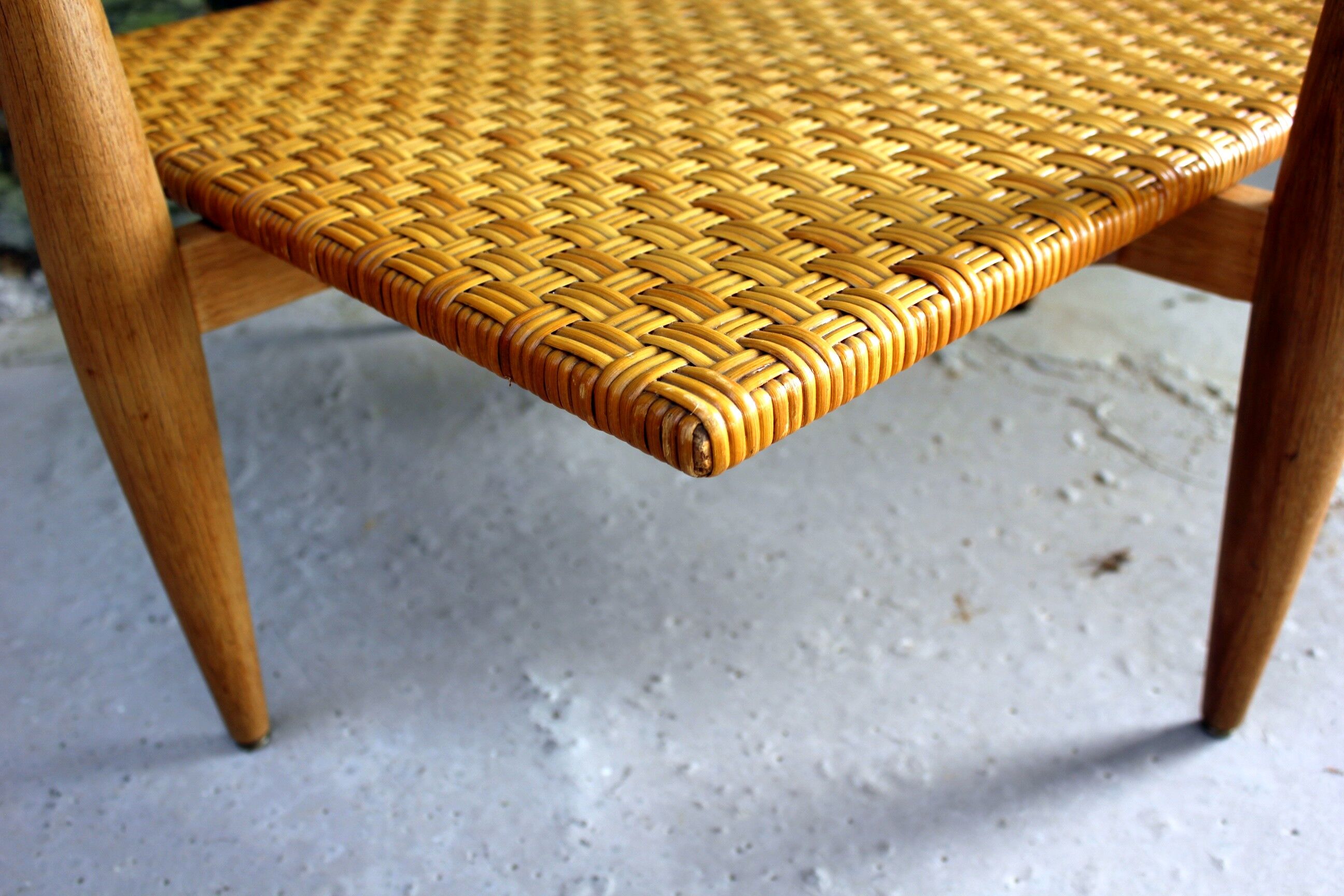 Vintage coffee table in woven wicker and rattan glass from the 60s/70s
