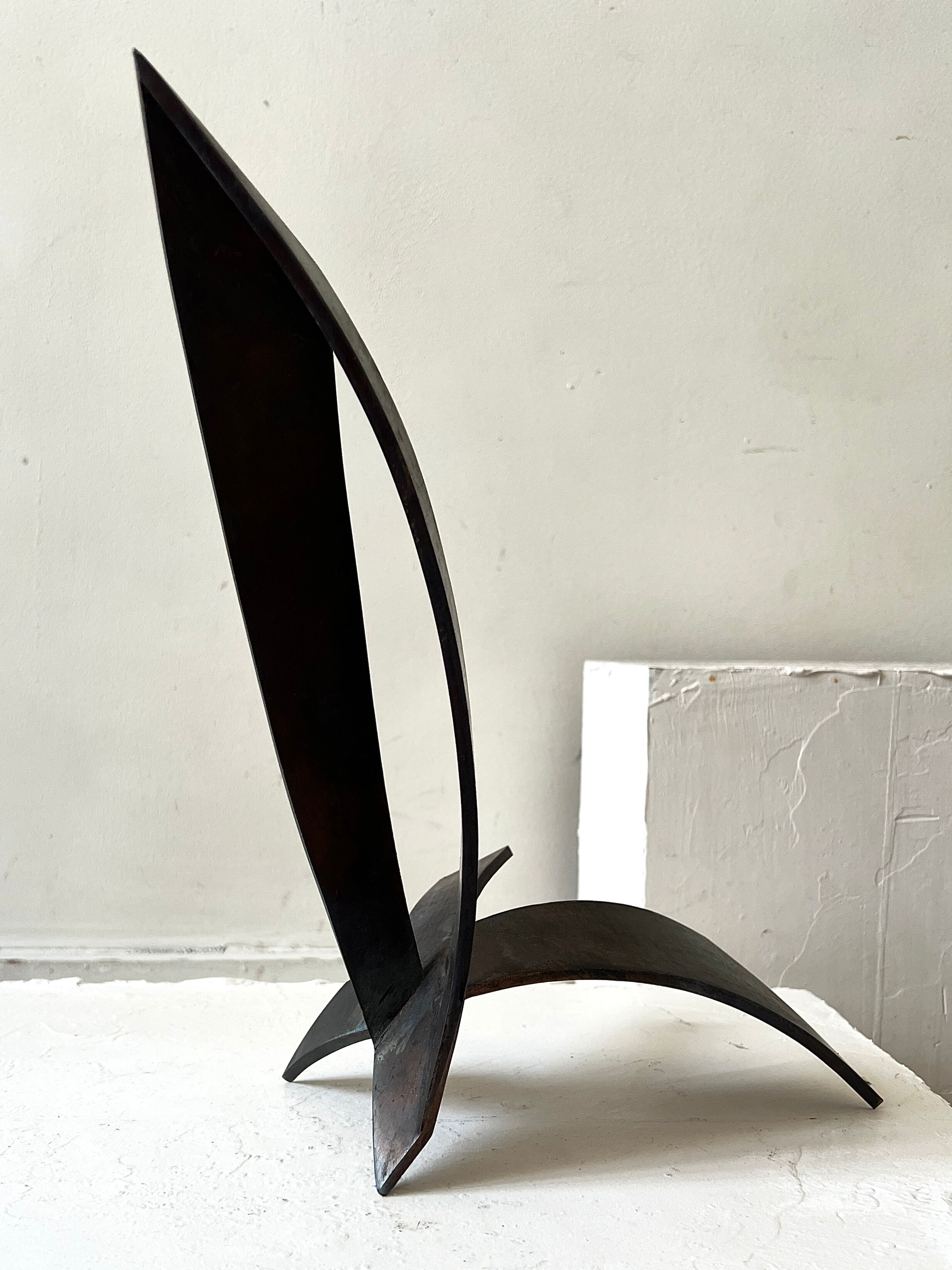 Sculpture abstraite en bronze veritable et signée, modernisme 1970