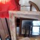 Miroir bois sur socle, patiné, fleurs